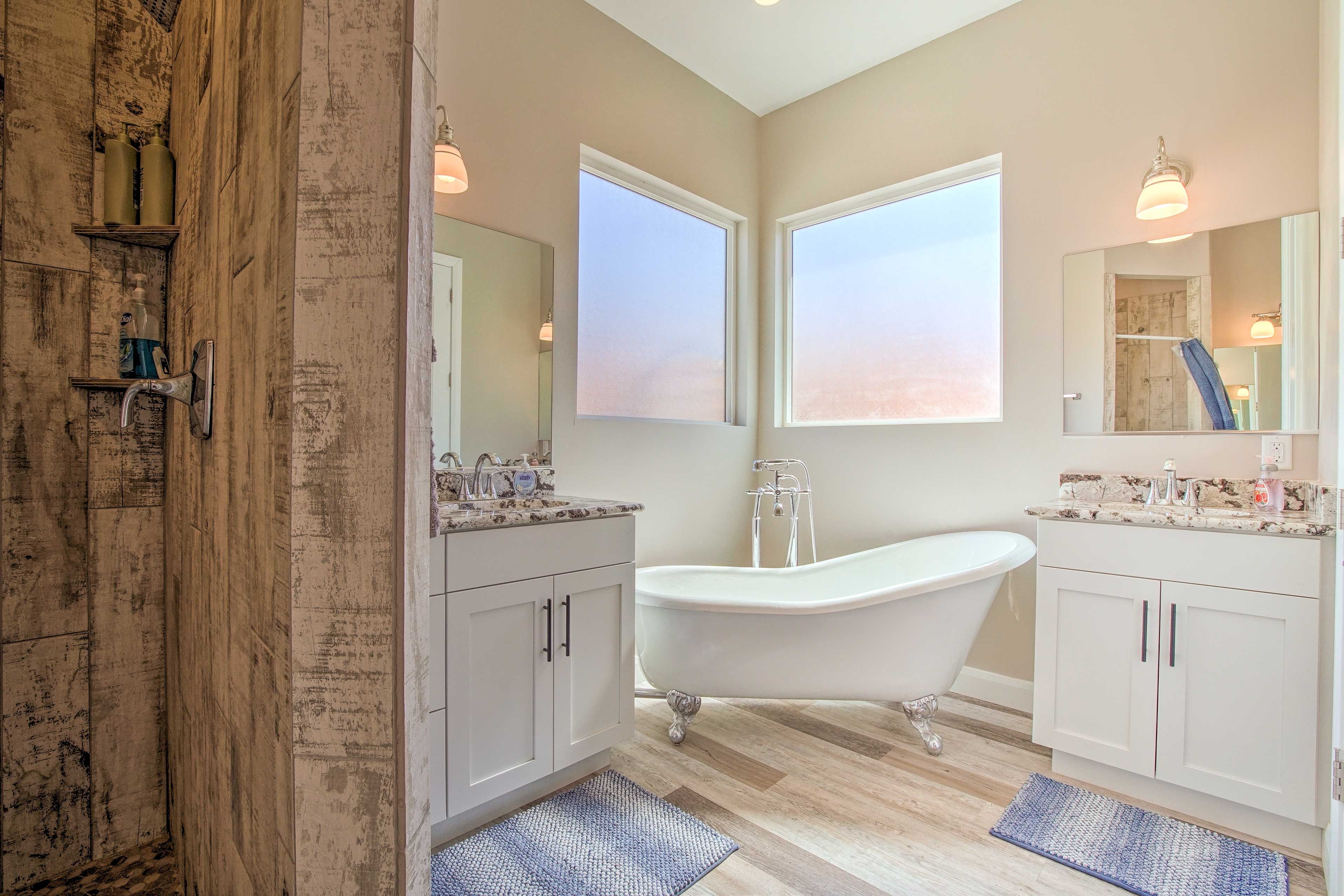 Full Bathroom | 1st Floor | Towels Provided