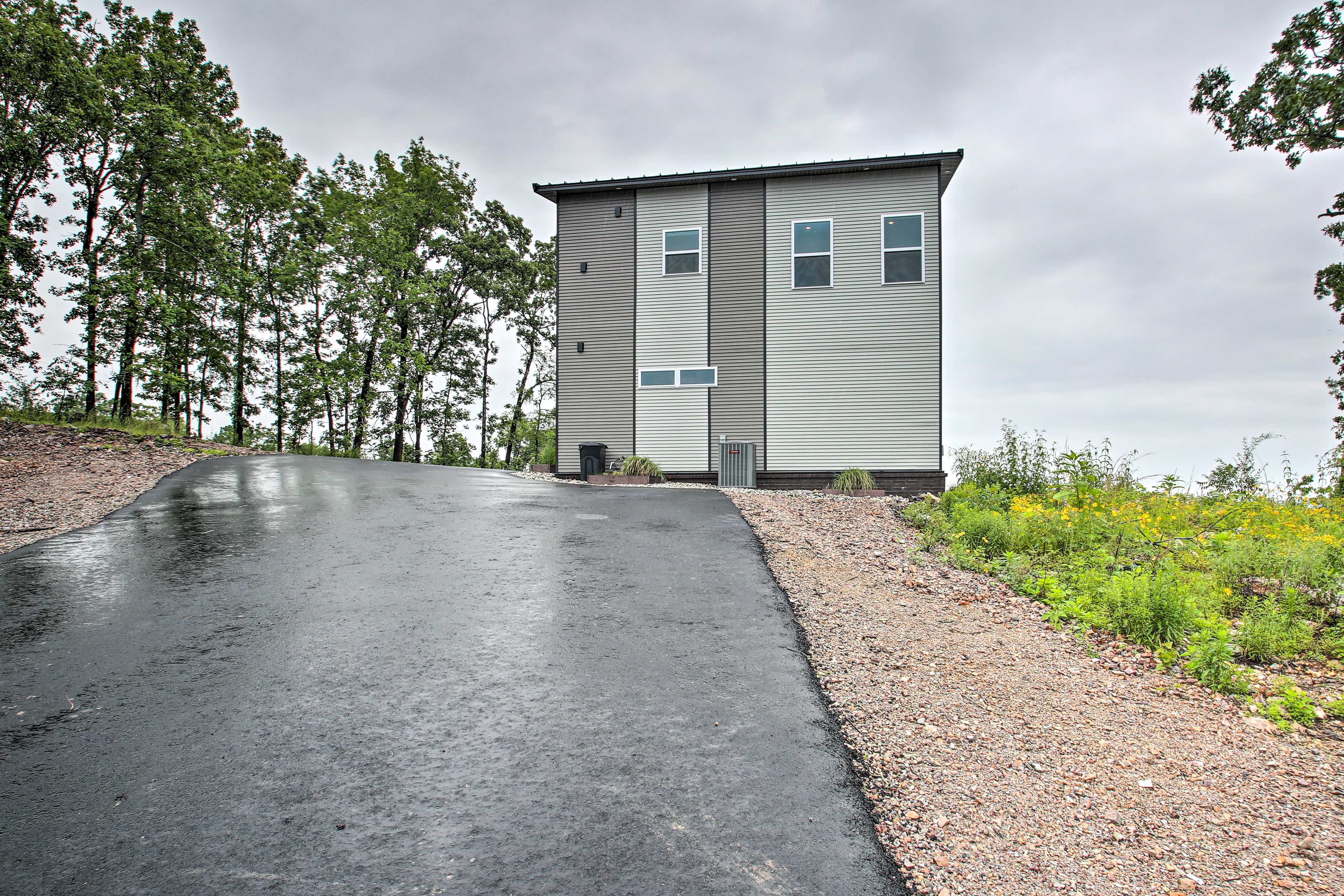 Property Exterior | Driveway Parking (6 vehicles)