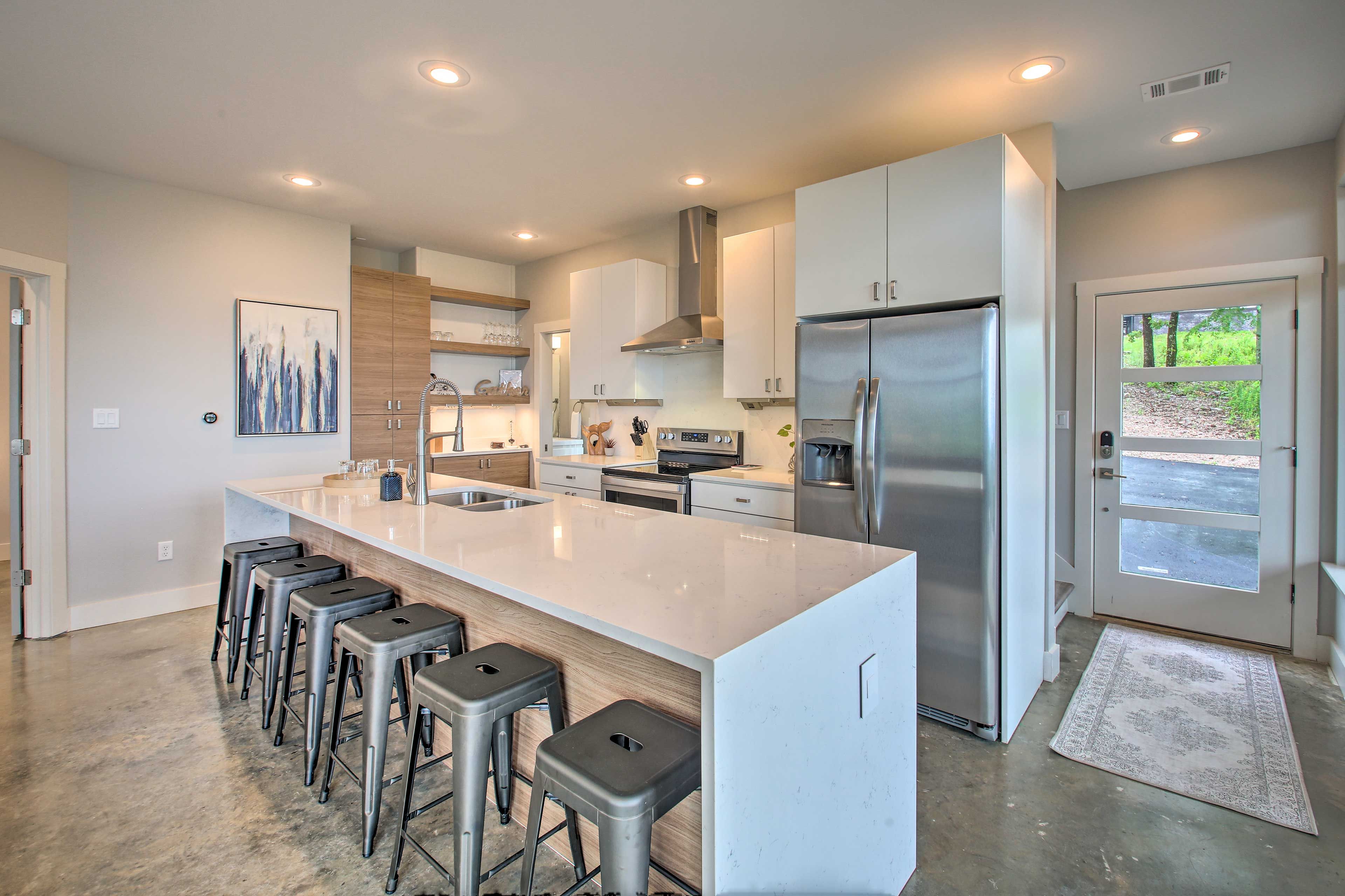 Kitchen | Dining Bar