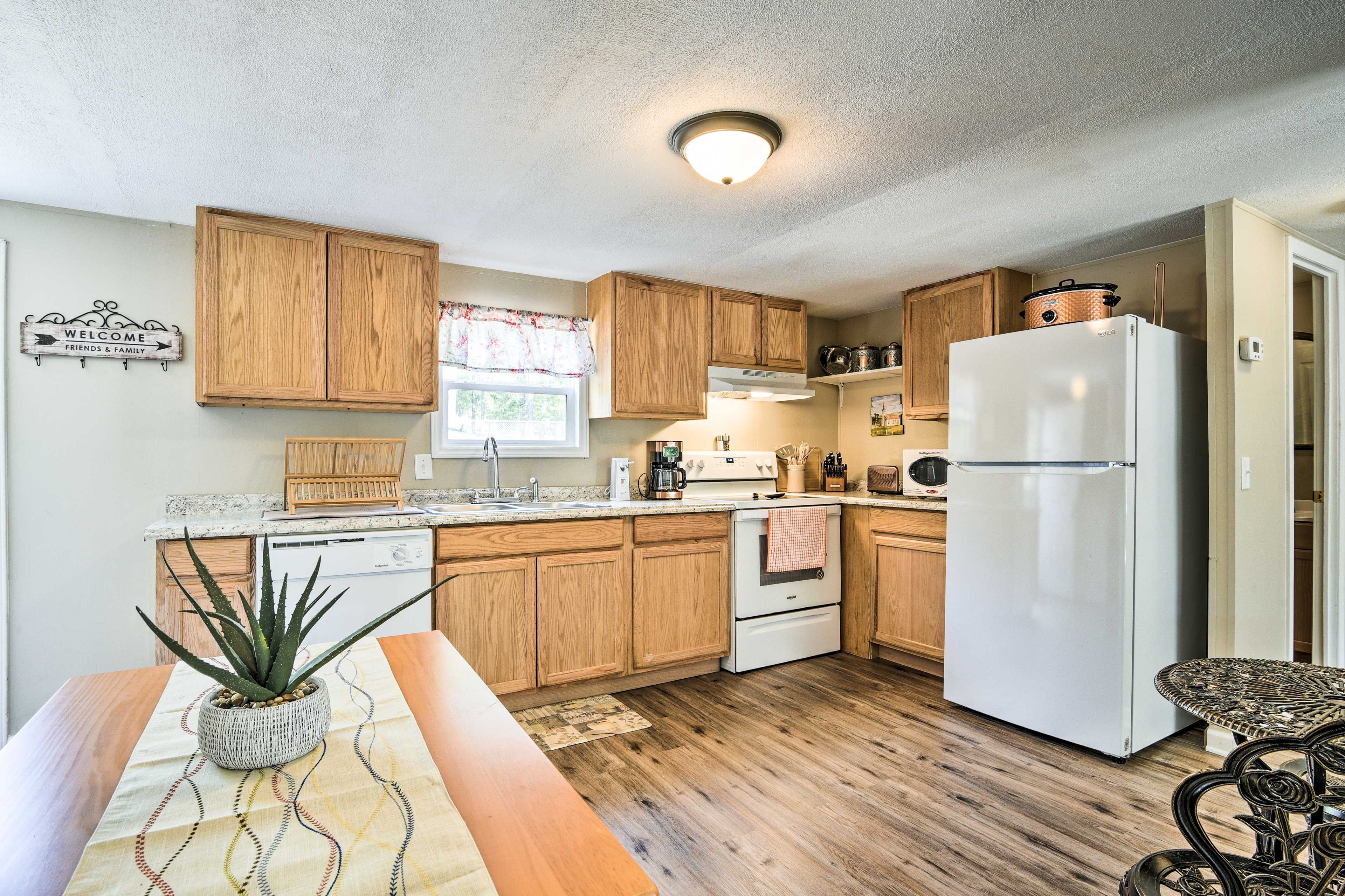 Fully Equipped Kitchen | Breakfast Nook | Dishware & Flatware