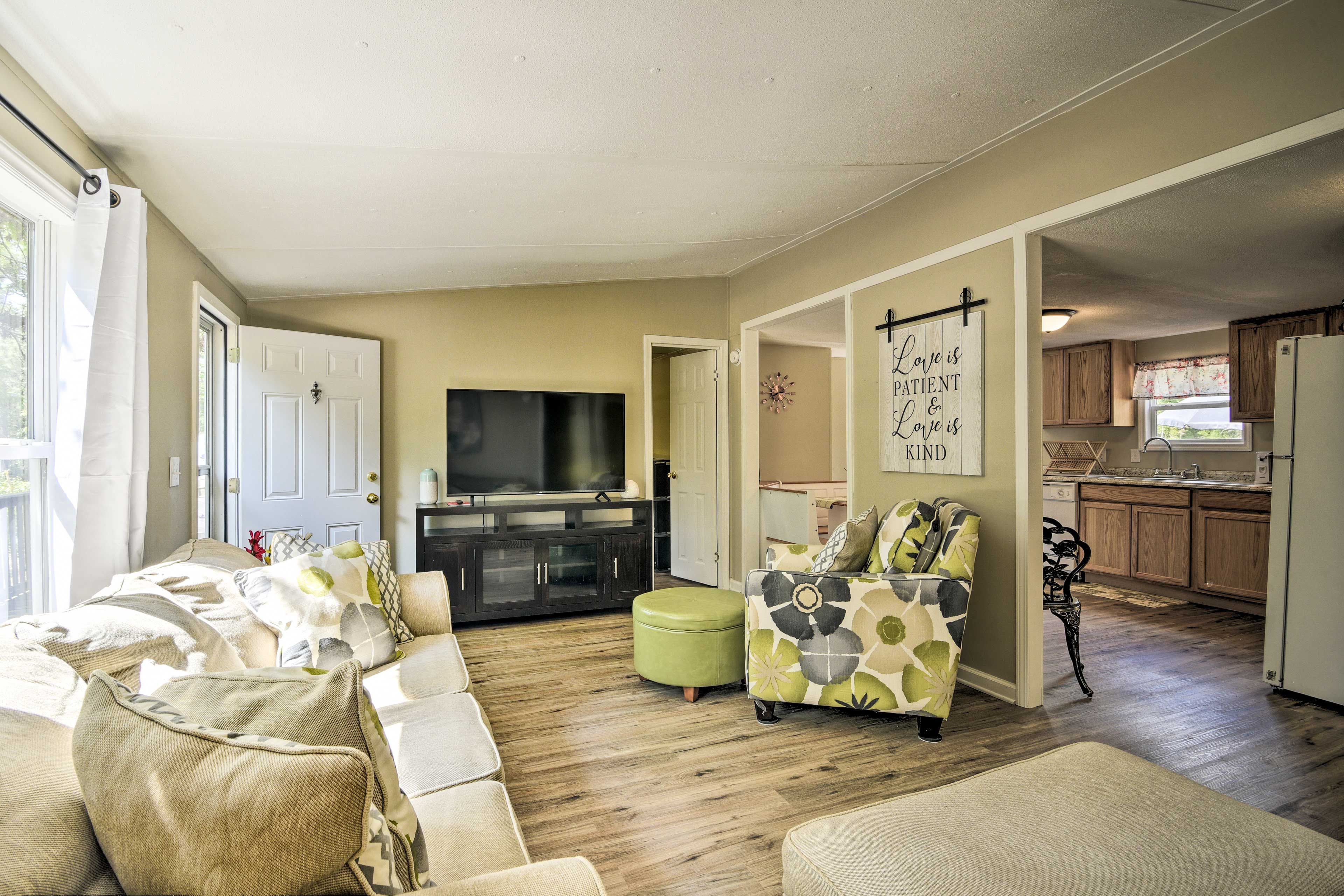 Living Room | Towels & Linens Provided