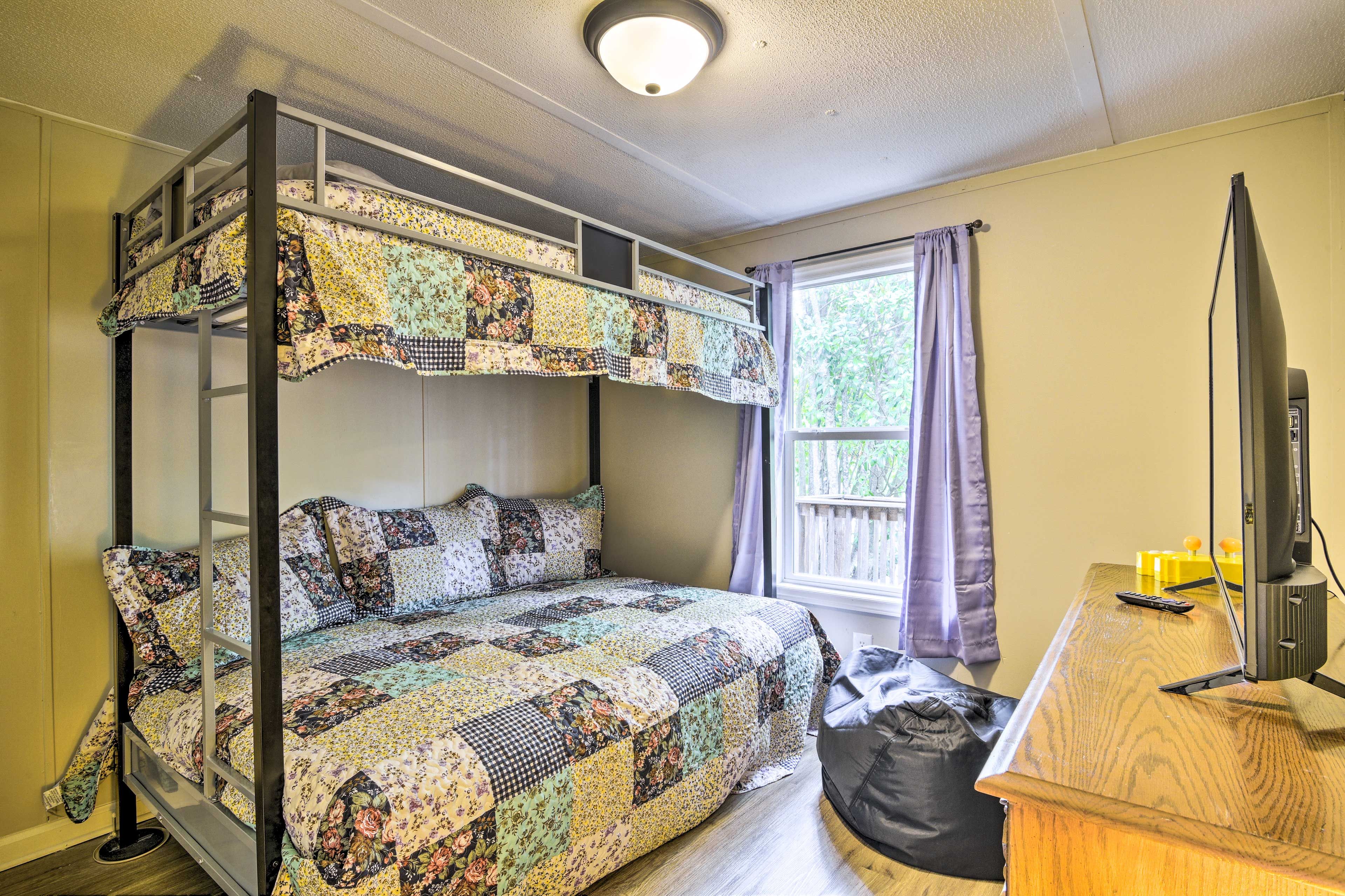 Bedroom 3 | Twin/Full Bunk Bed