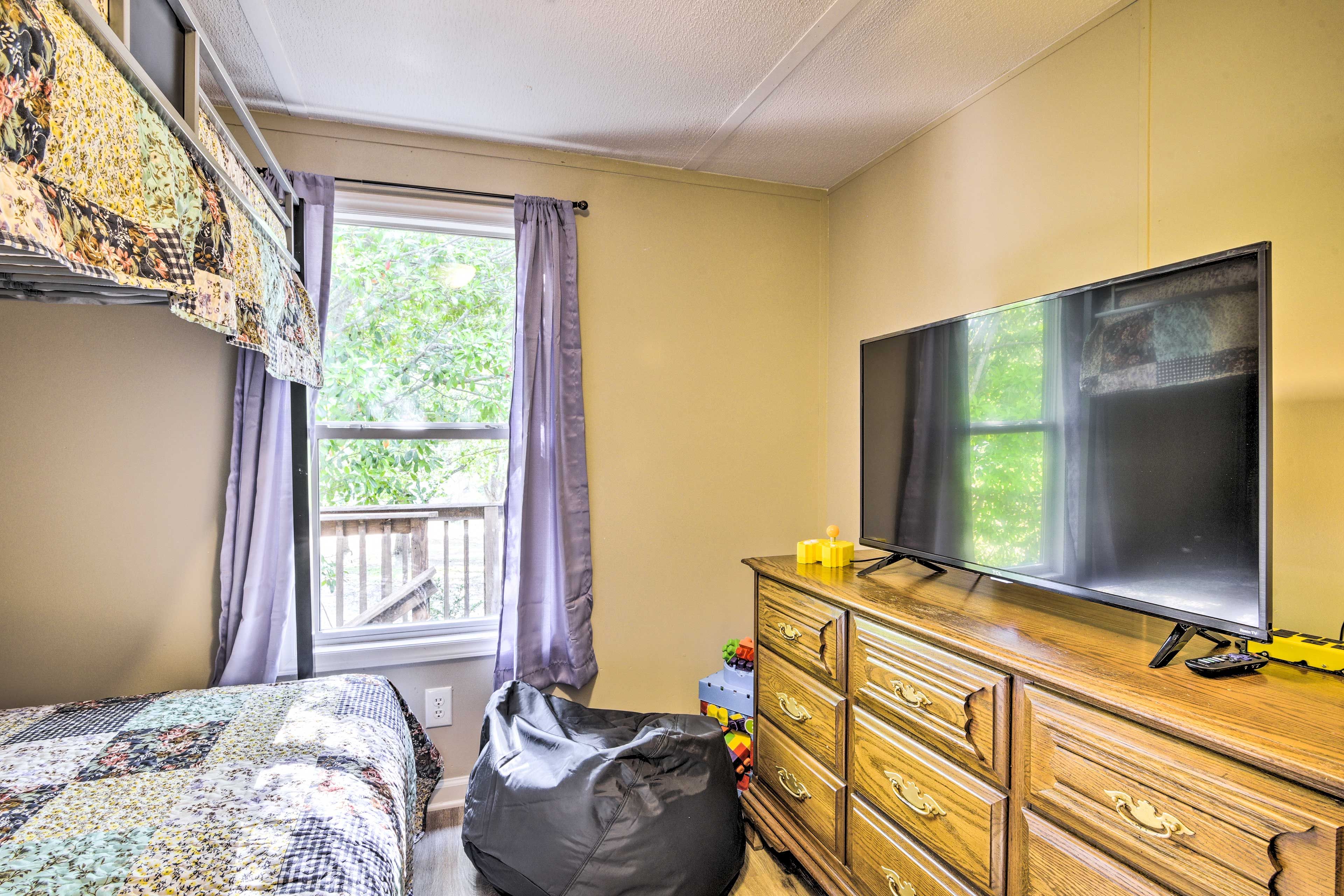 Bedroom 3 | Twin/Full Bunk Bed | Smart TV