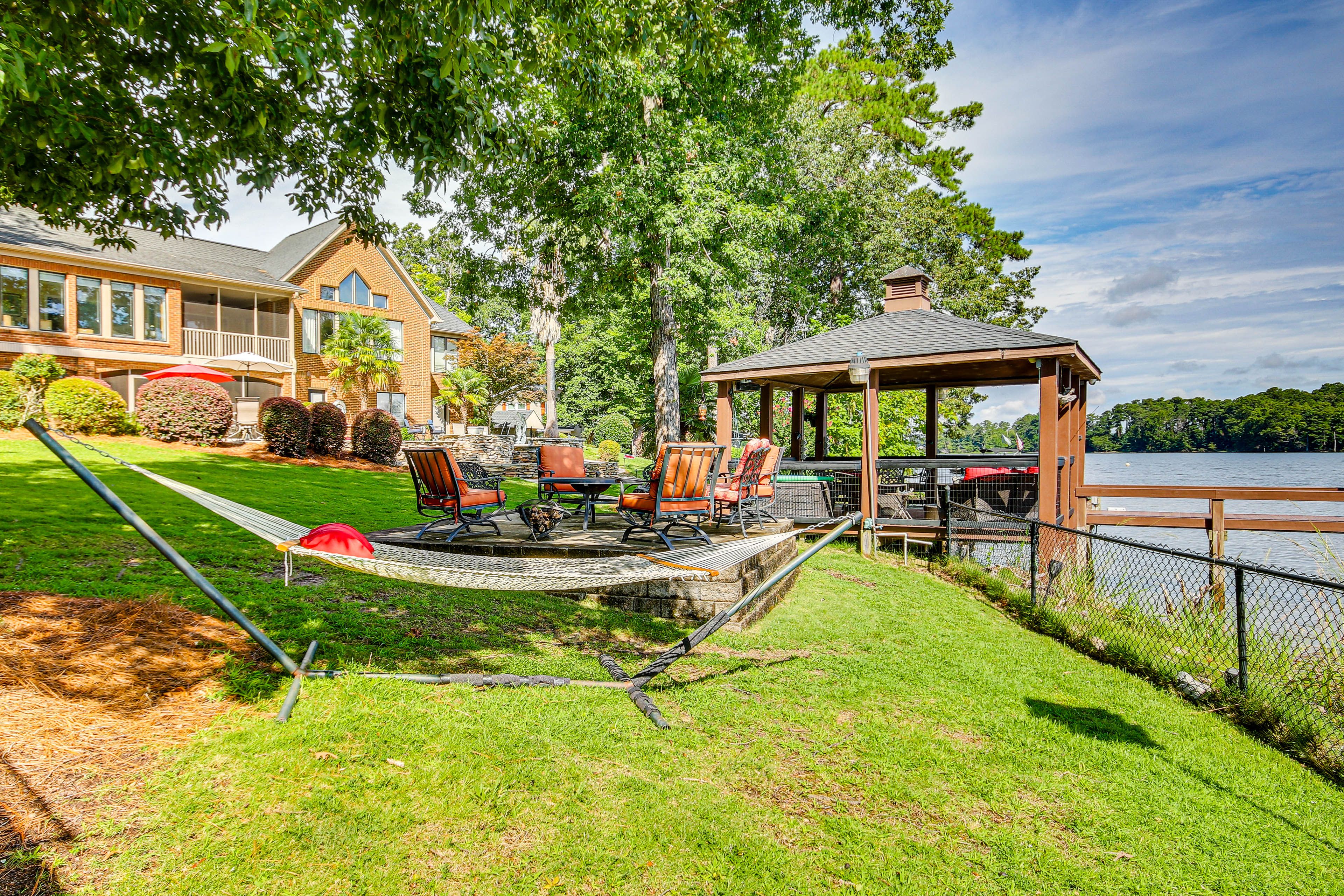 Shared Backyard | Hammock | Fire Pit