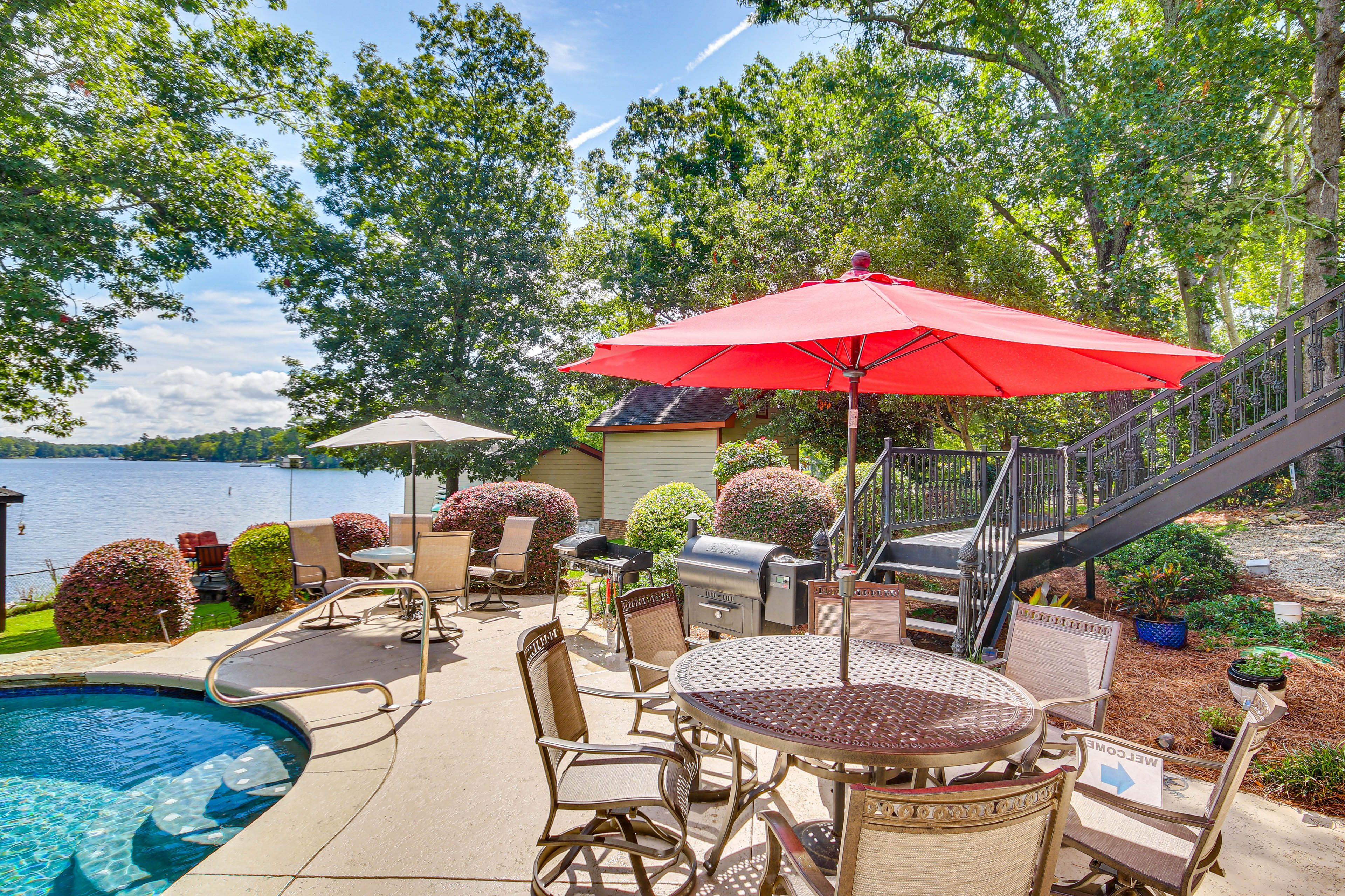 Shared Backyard | 3-Burner Stove | Gas Grill | Outdoor Dining