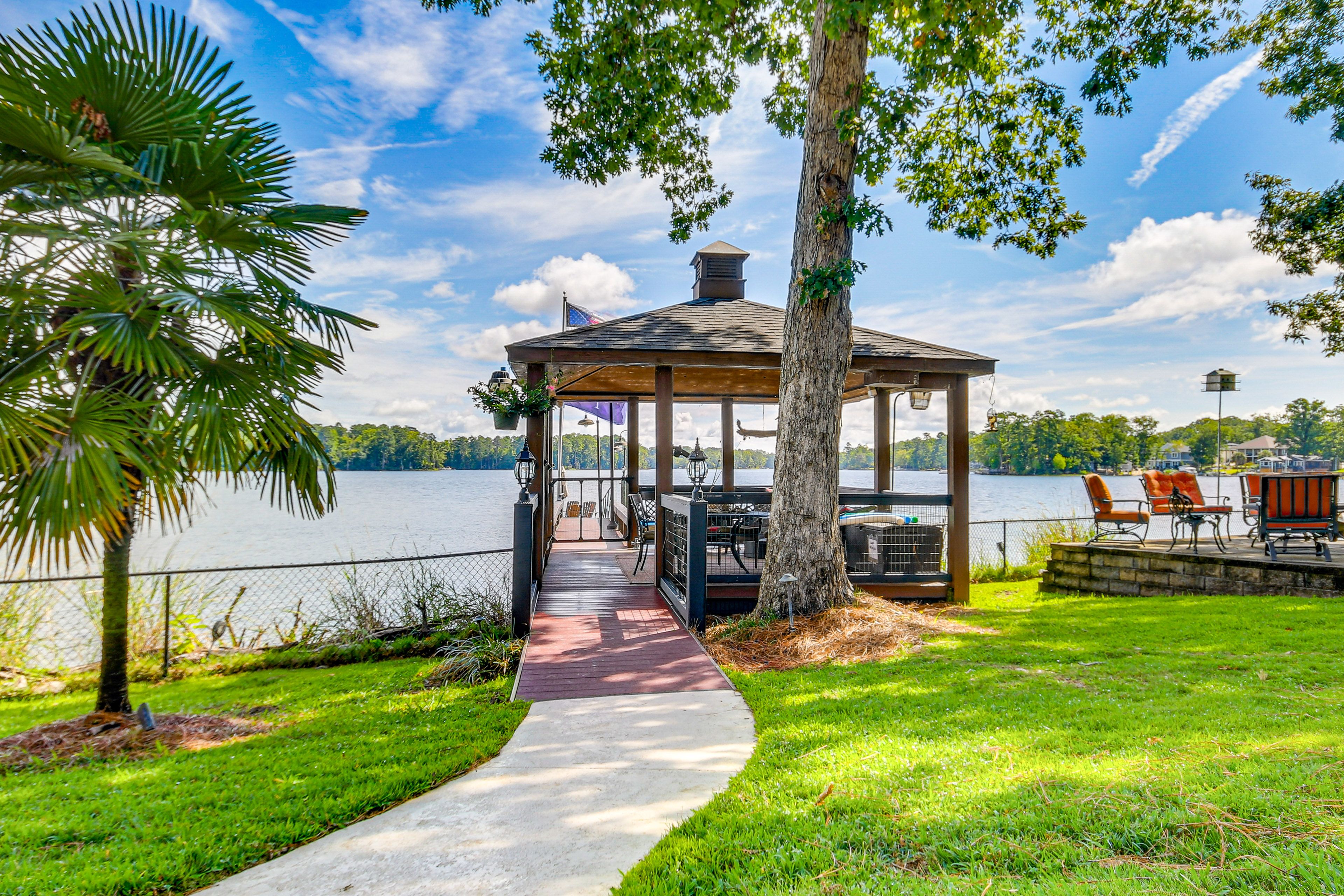 Shared Backyard | On-Site Dock w/ Dining Area