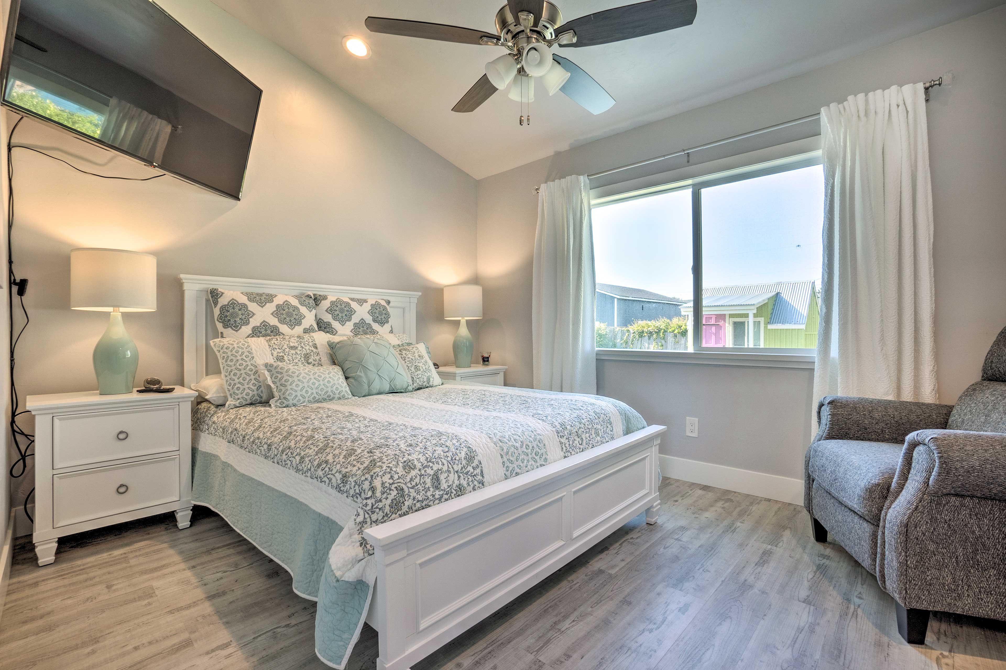Bedroom 1 | Queen Bed | Smart TV