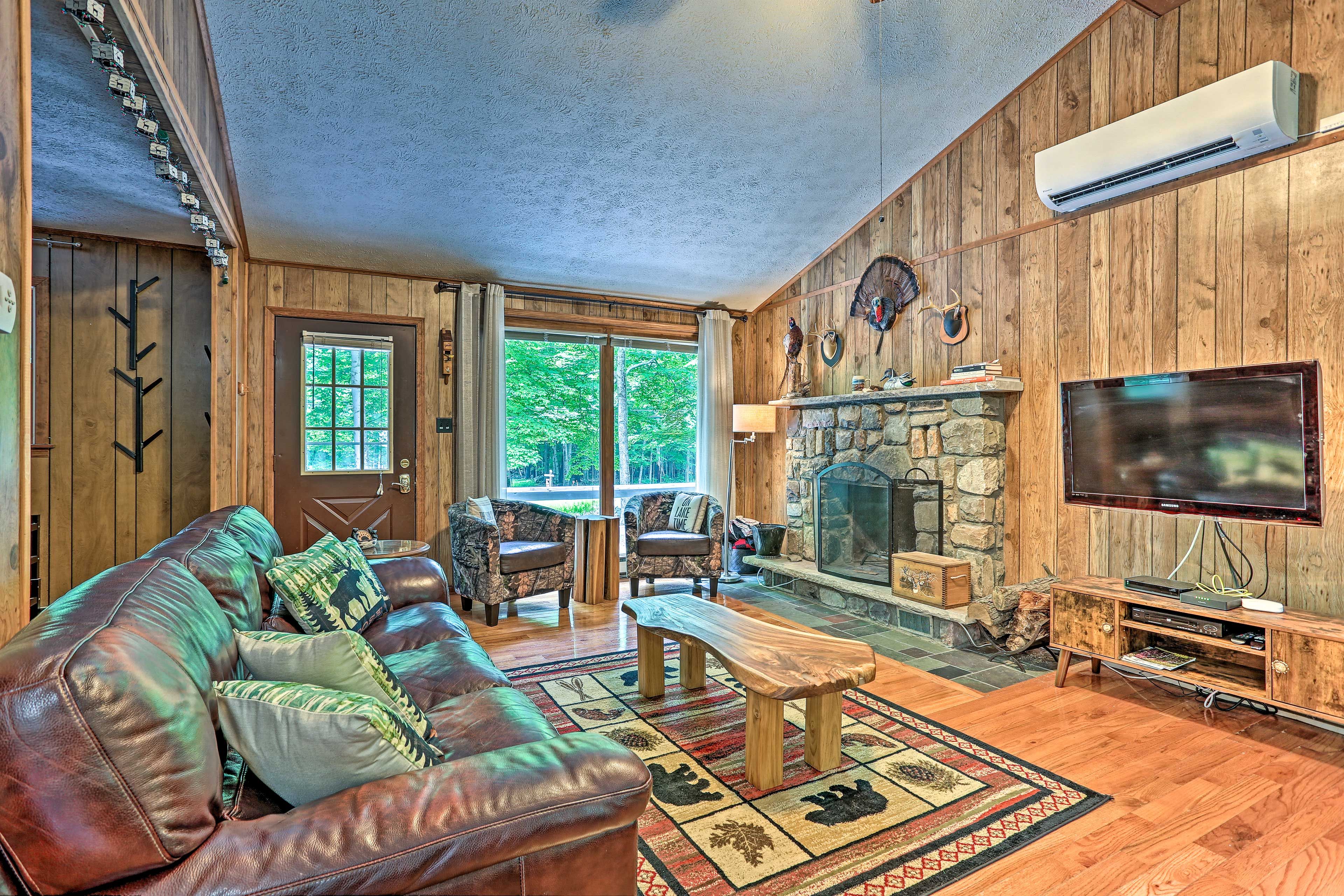 Living Room | Cable TV | Fireplace | A/C Unit