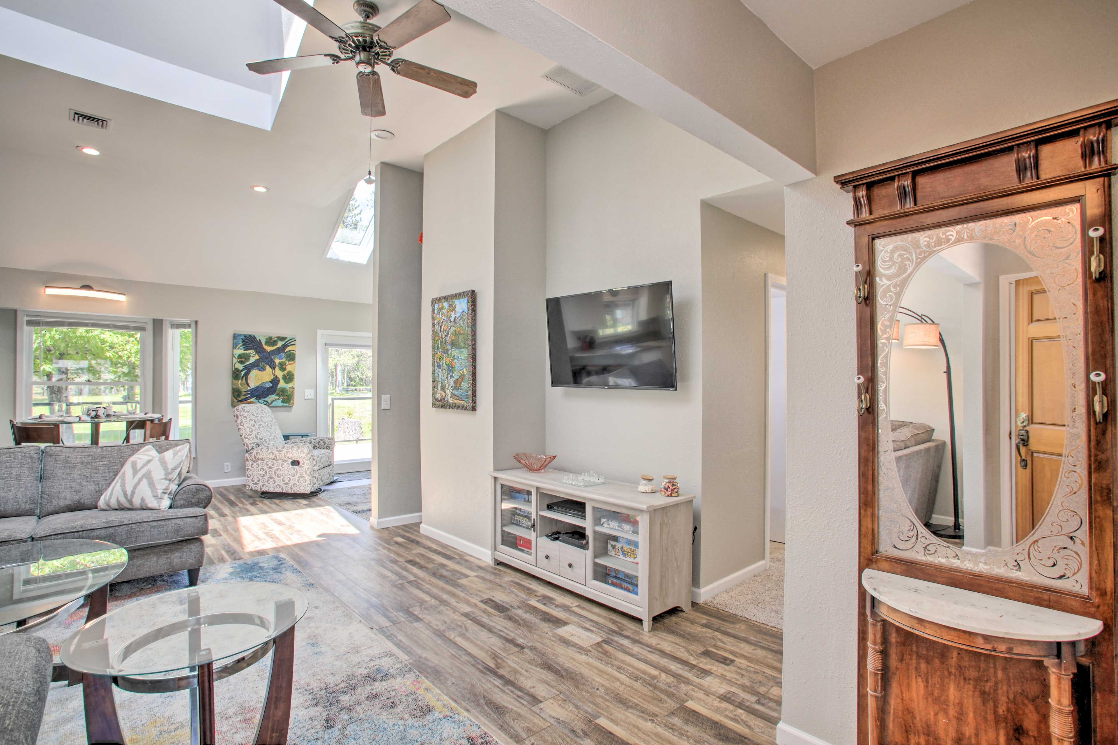 Living Room | Smart TV w/ Cable | Board Games