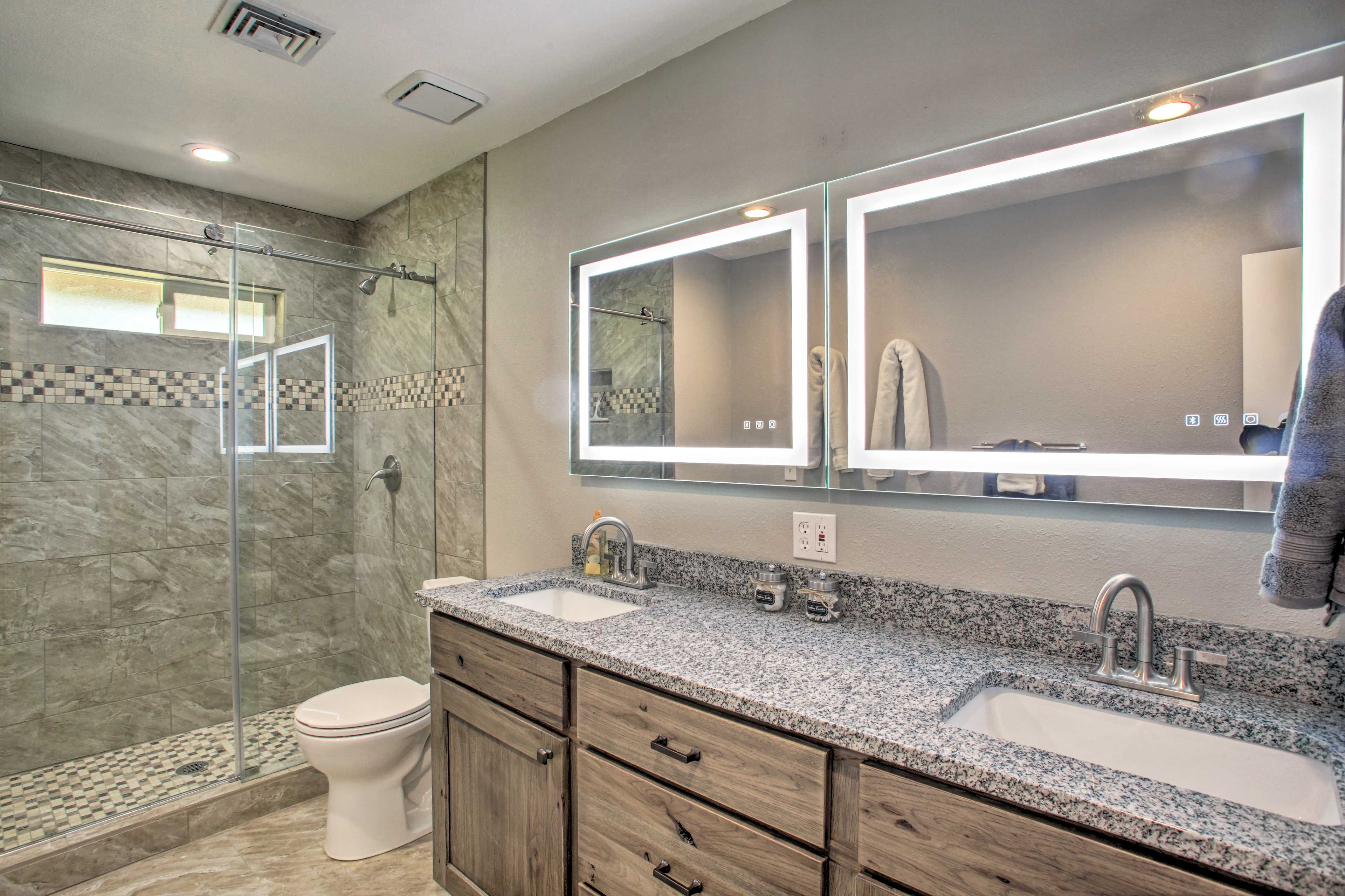 Full Bathroom | Towels Provided