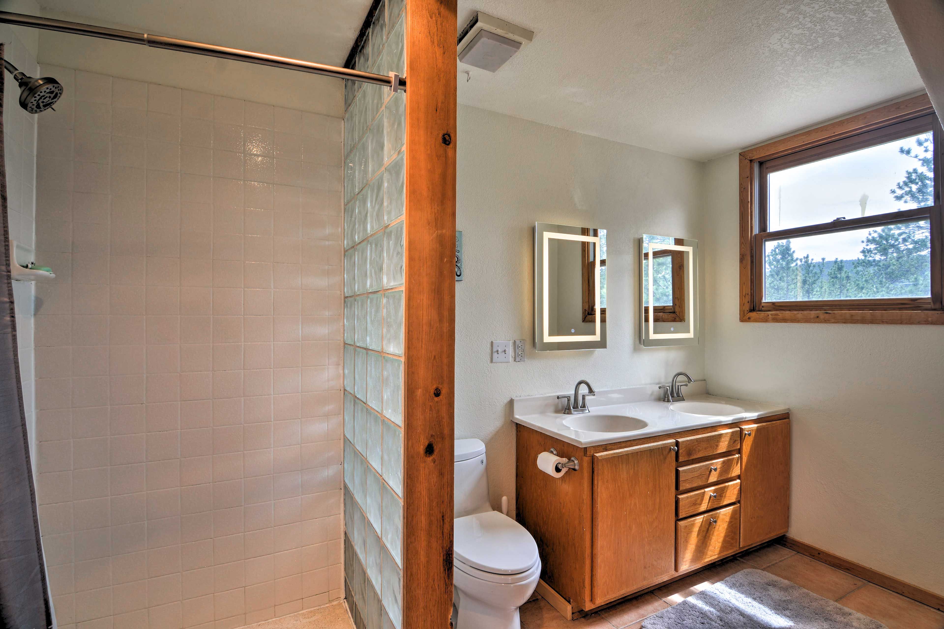 Full Bathroom | Towels Provided