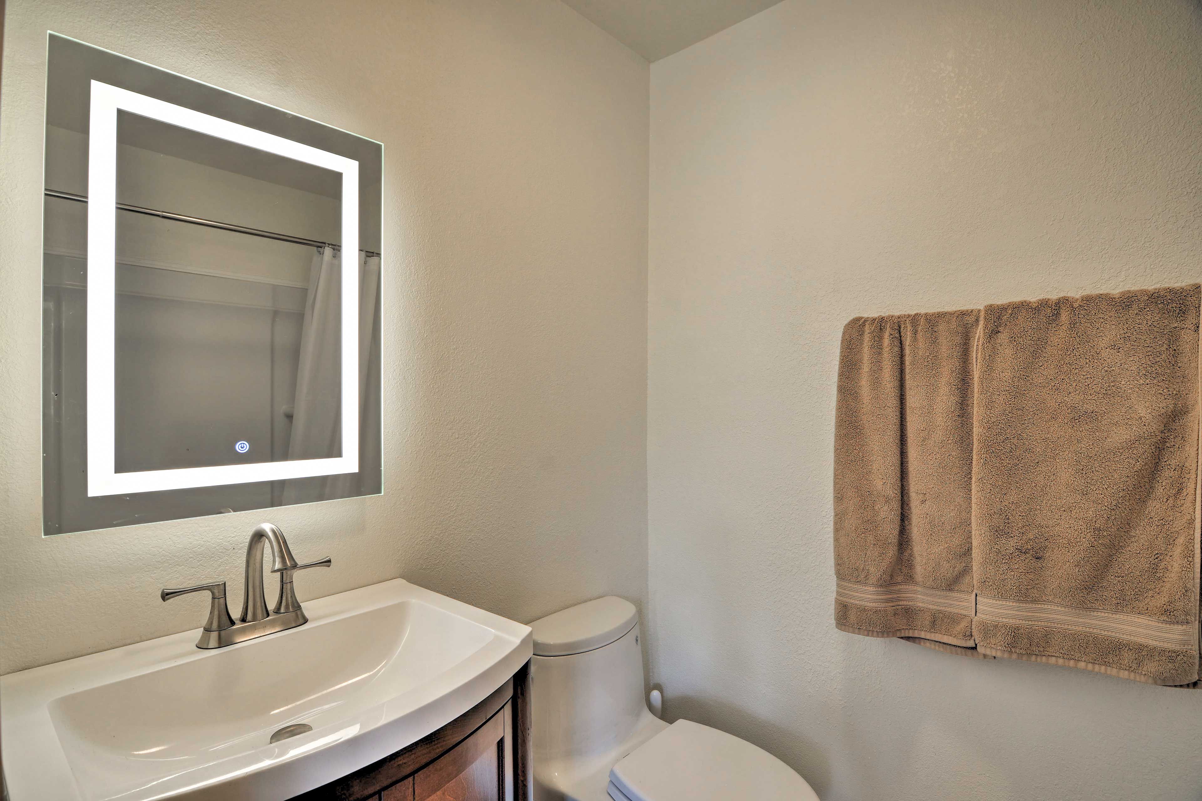 Full Bathroom | Towels Provided