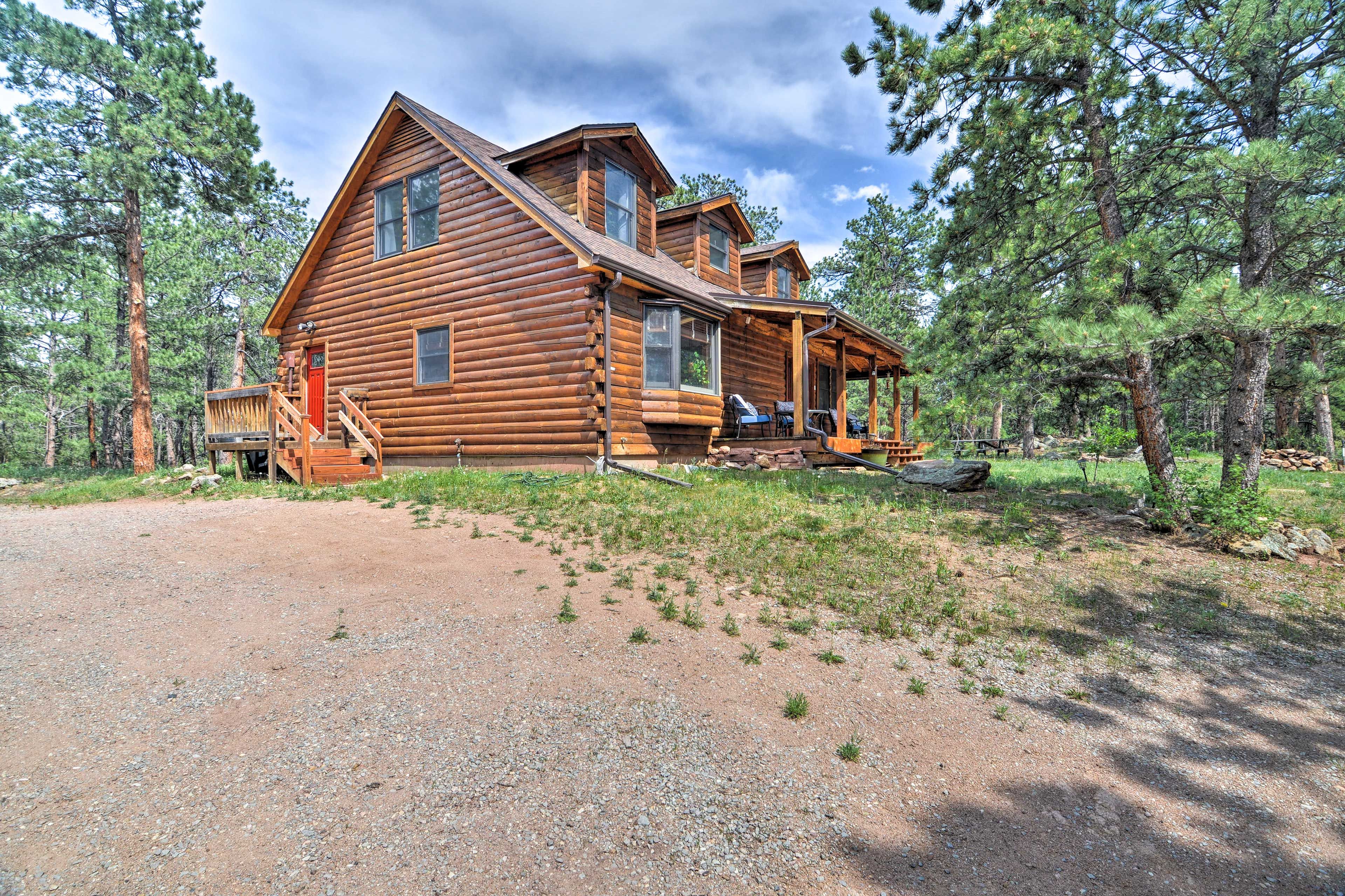 Cabin Exterior | Parking: Carport (1 vehicle), Driveway (2 vehicles)