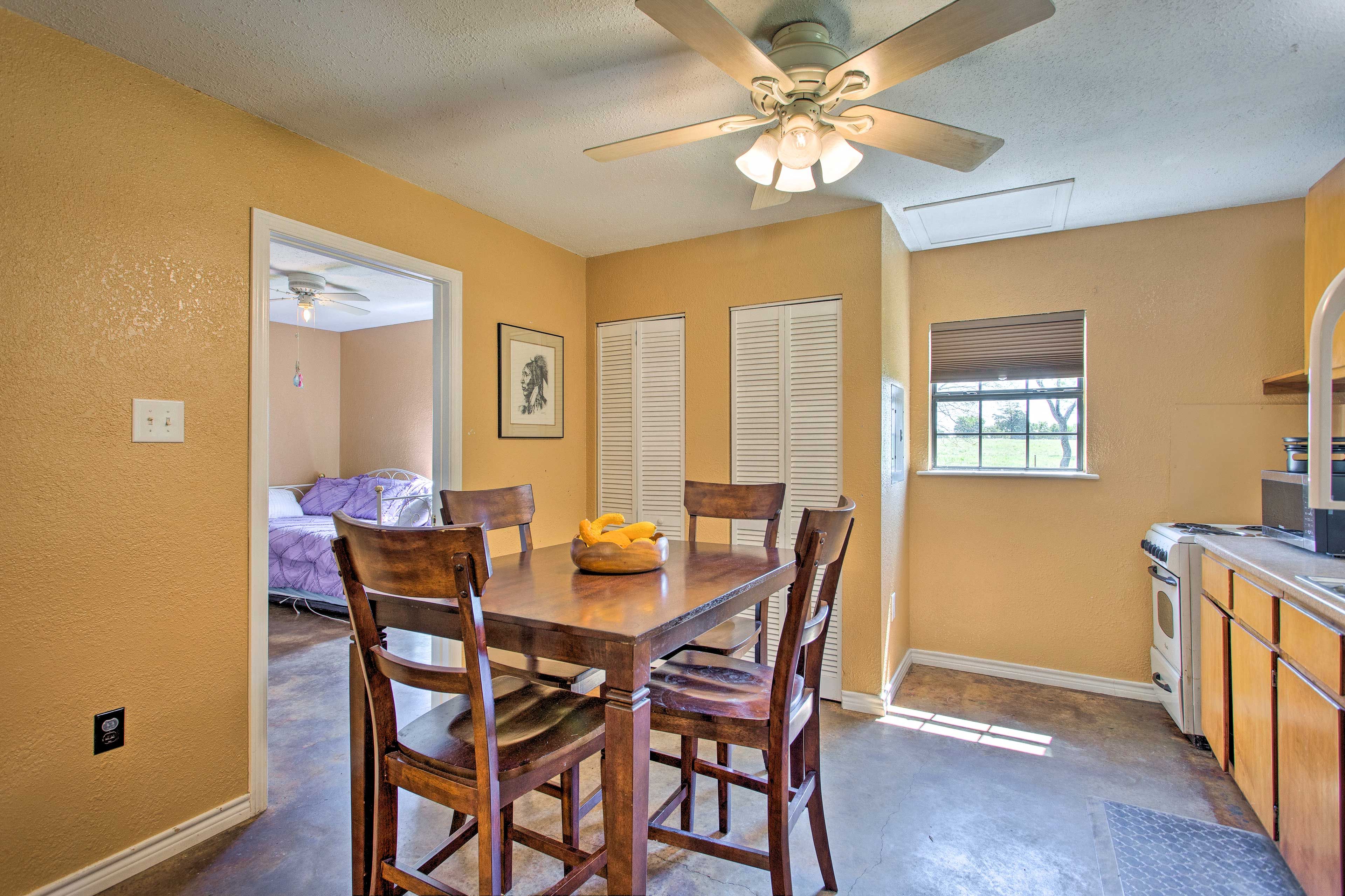 Dining Area | Dishware/Flatware Provided