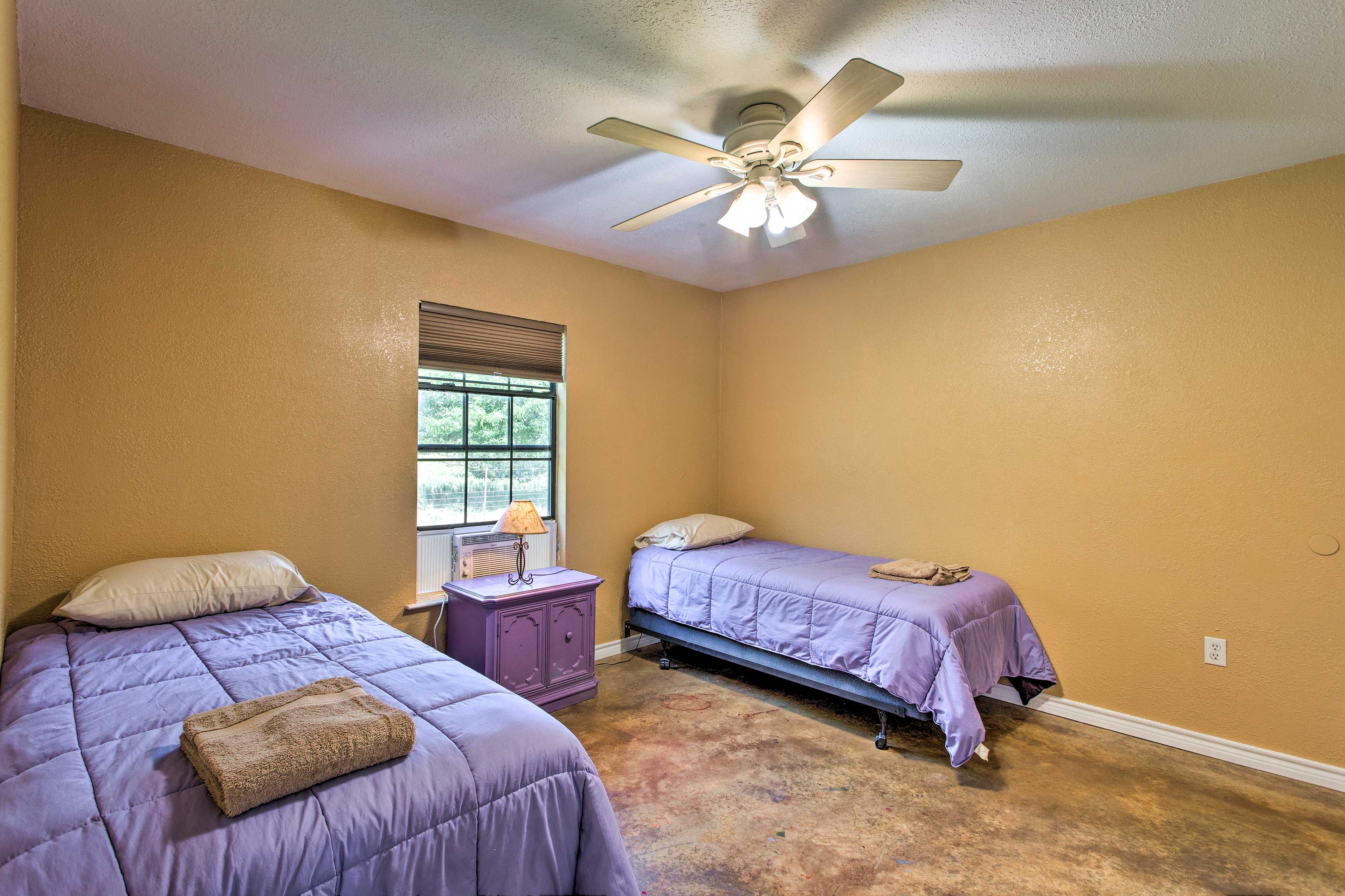 Bedroom 1 | 2 Twin Beds