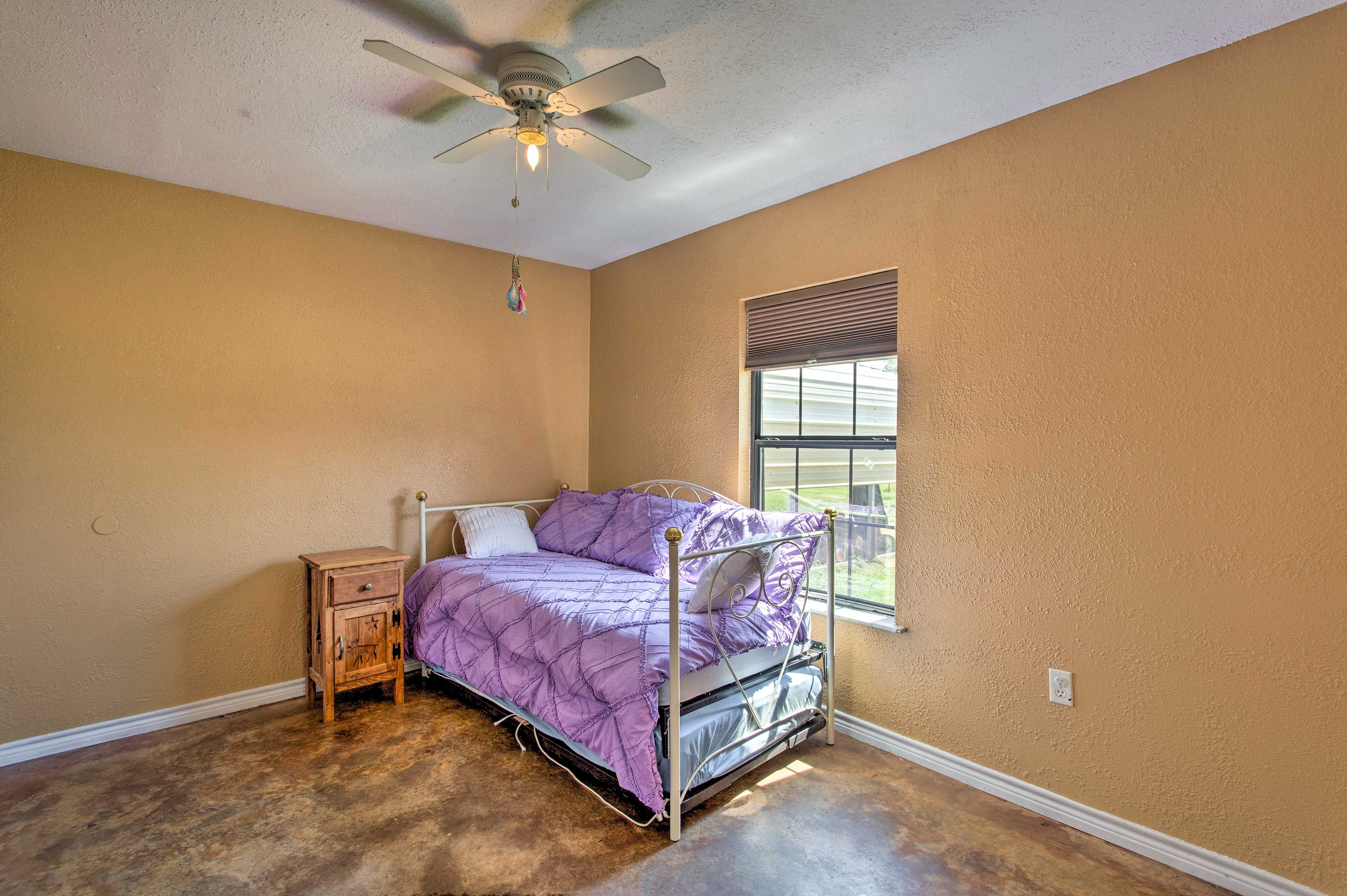 Bedroom 2 | Twin Daybed w/ Twin Trundle
