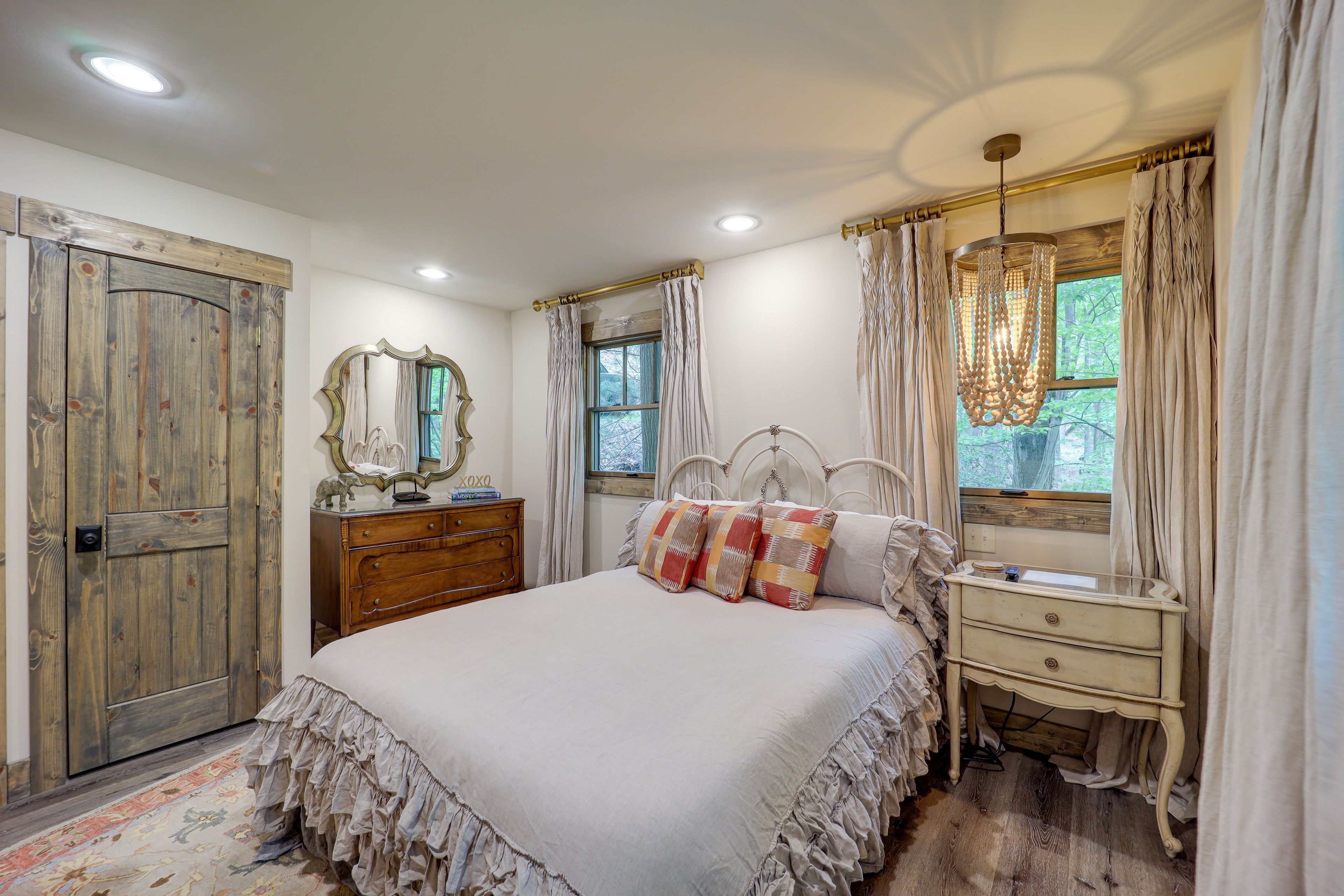 Bedroom 1 | Queen Bed | En-Suite Bathroom