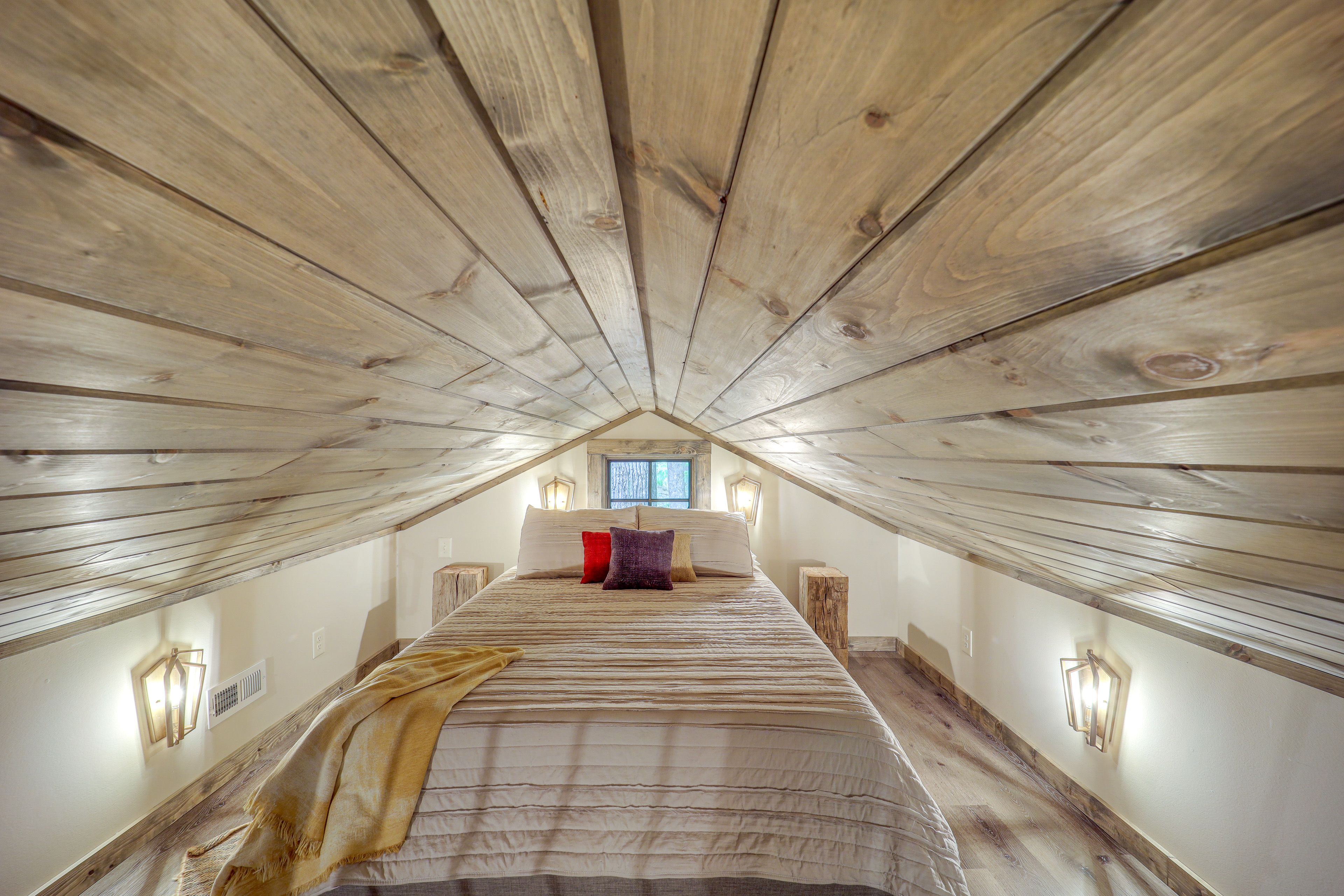 Loft | Queen Bed