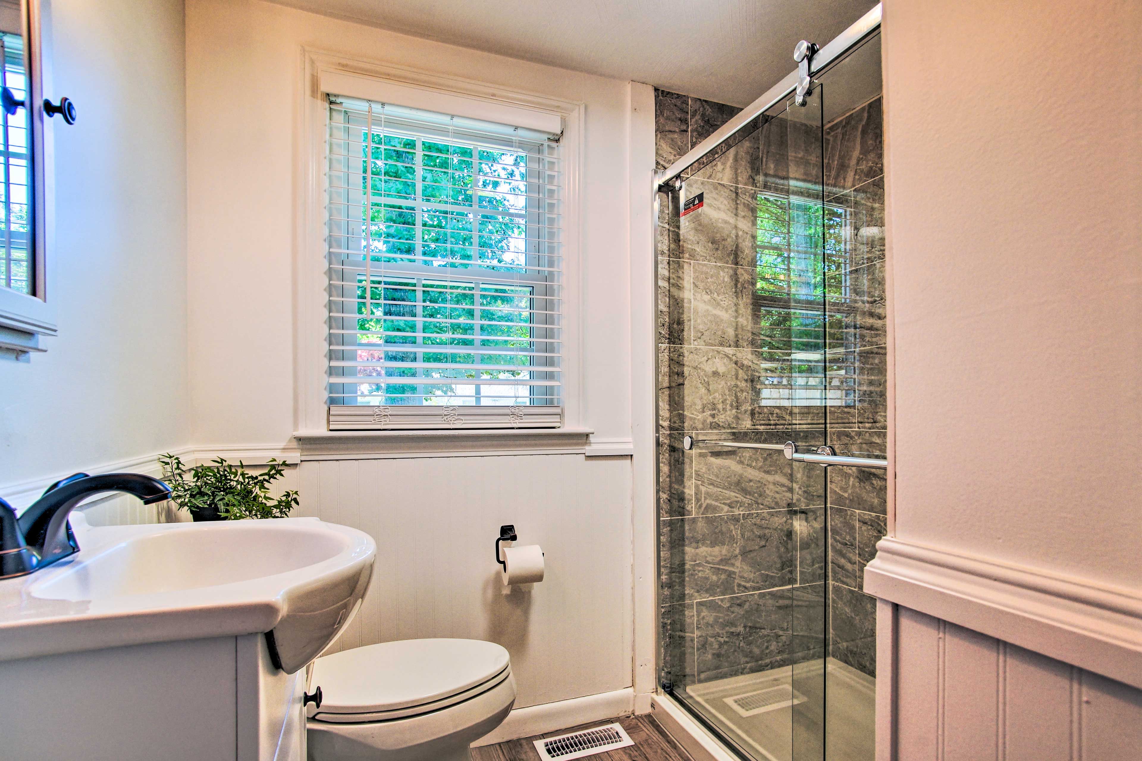 Full Bathroom | Towels Provided | Complimentary Toiletries