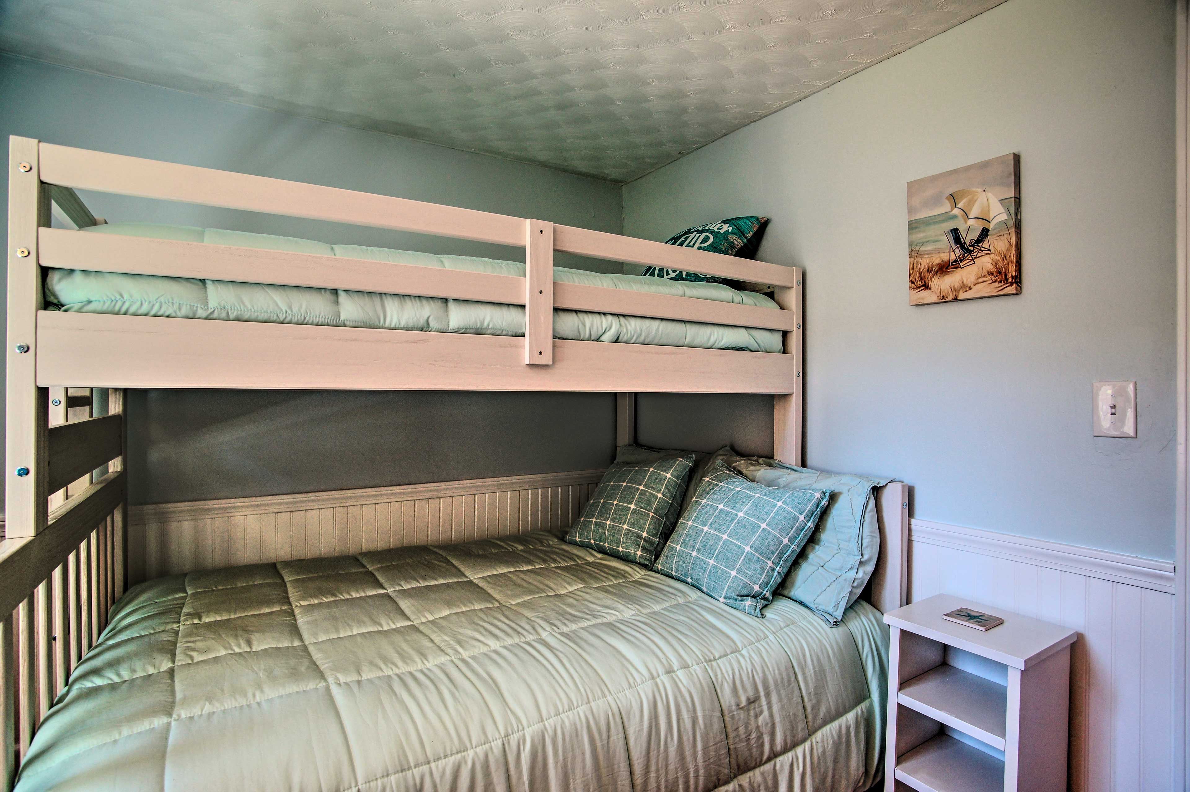 Bedroom 3 | Twin/Full Bunk Bed