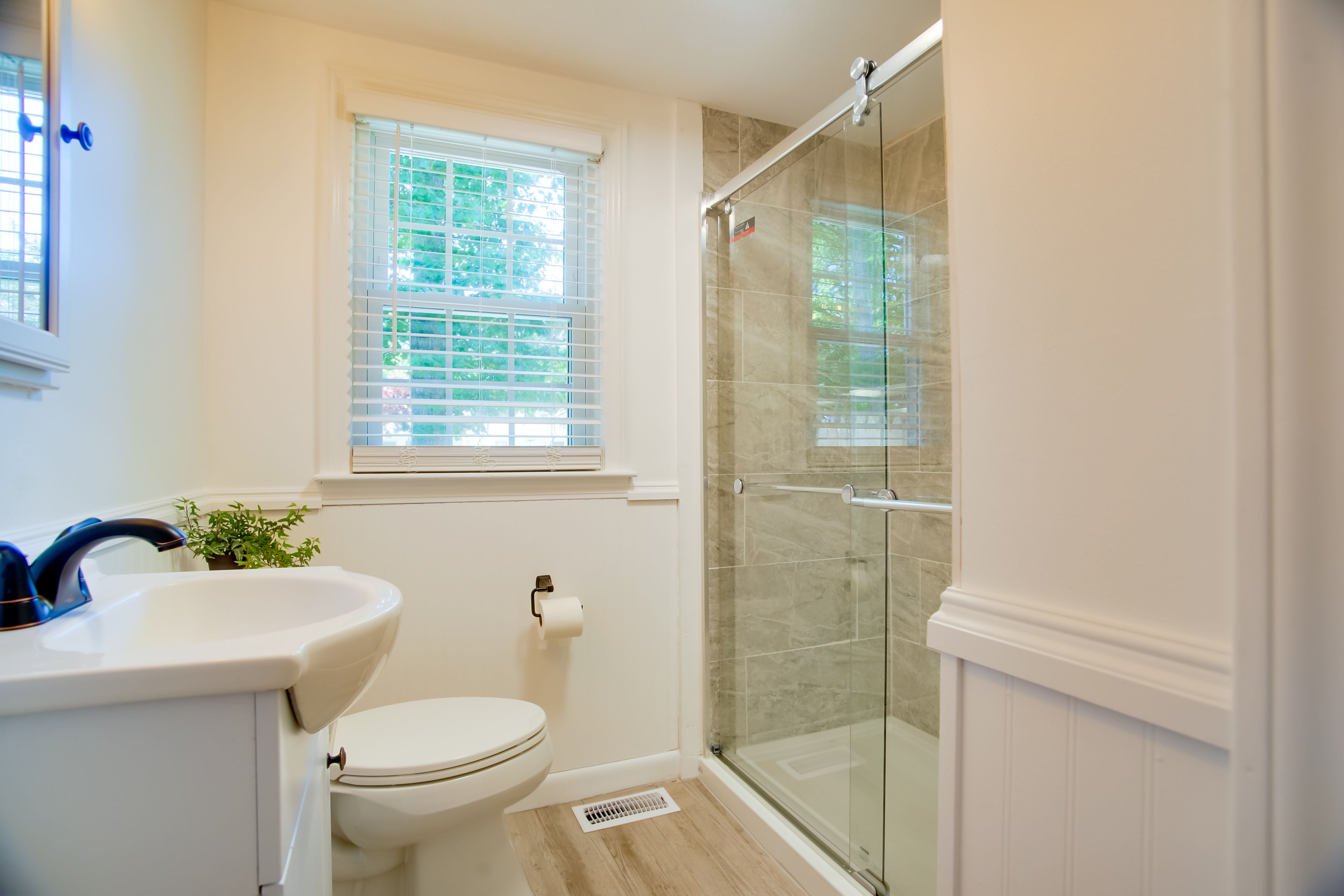 Full Bathroom | Towels Provided | Complimentary Toiletries