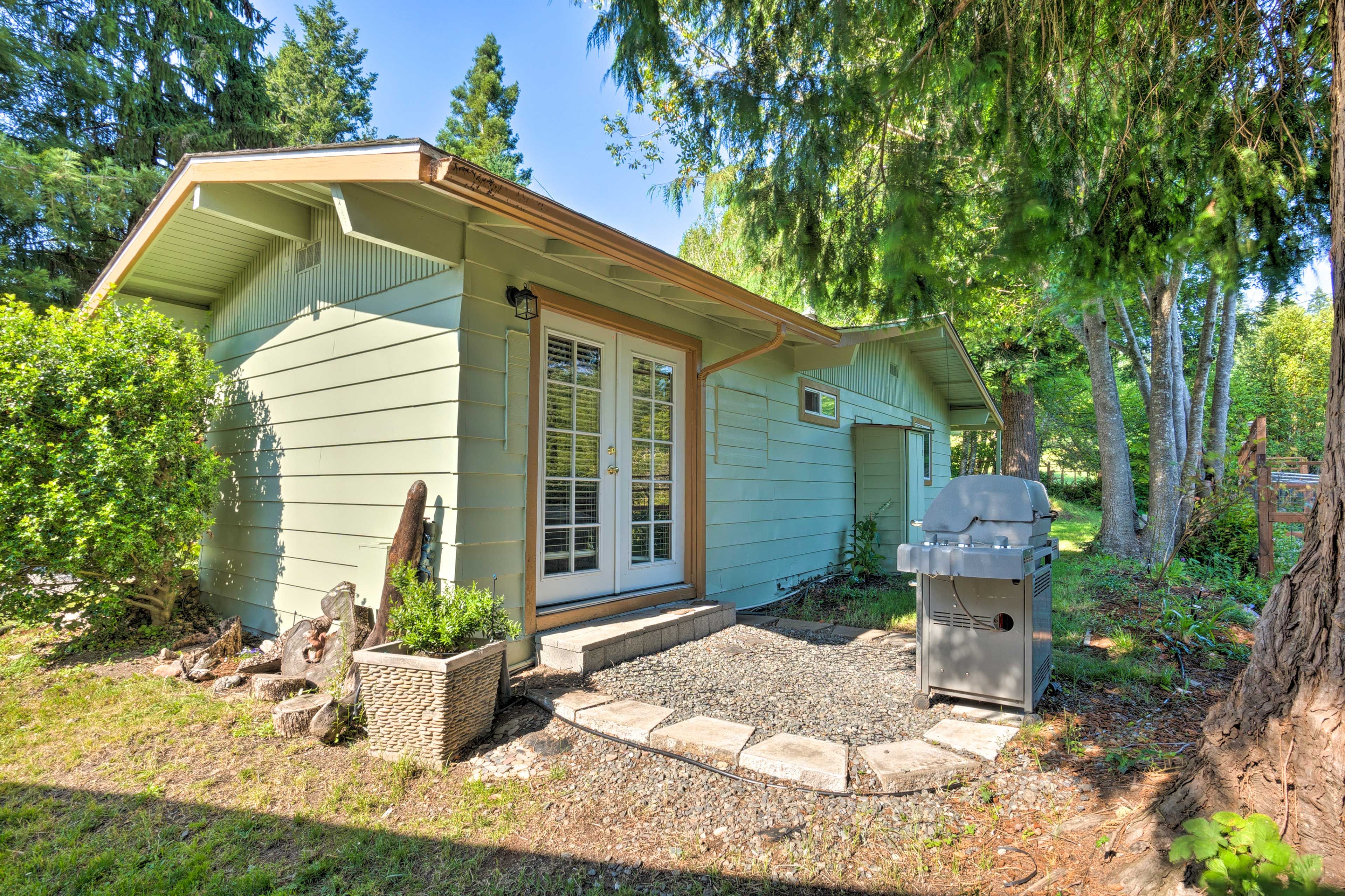Brookings Vacation Rental | 1-Story Cabin | 900 Sq Ft | Treehouse w/ Stairs