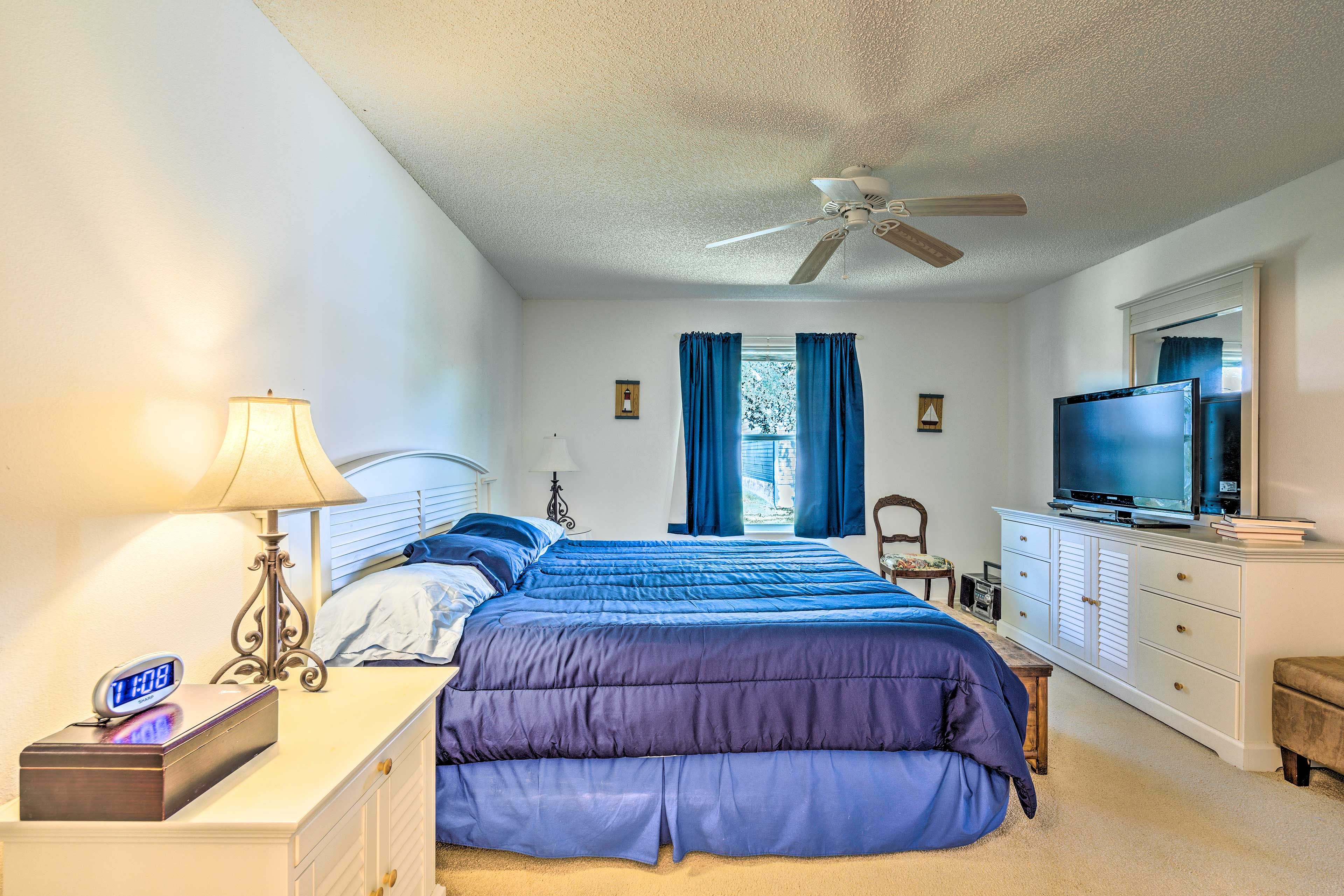 Bedroom 1 | Smart TV
