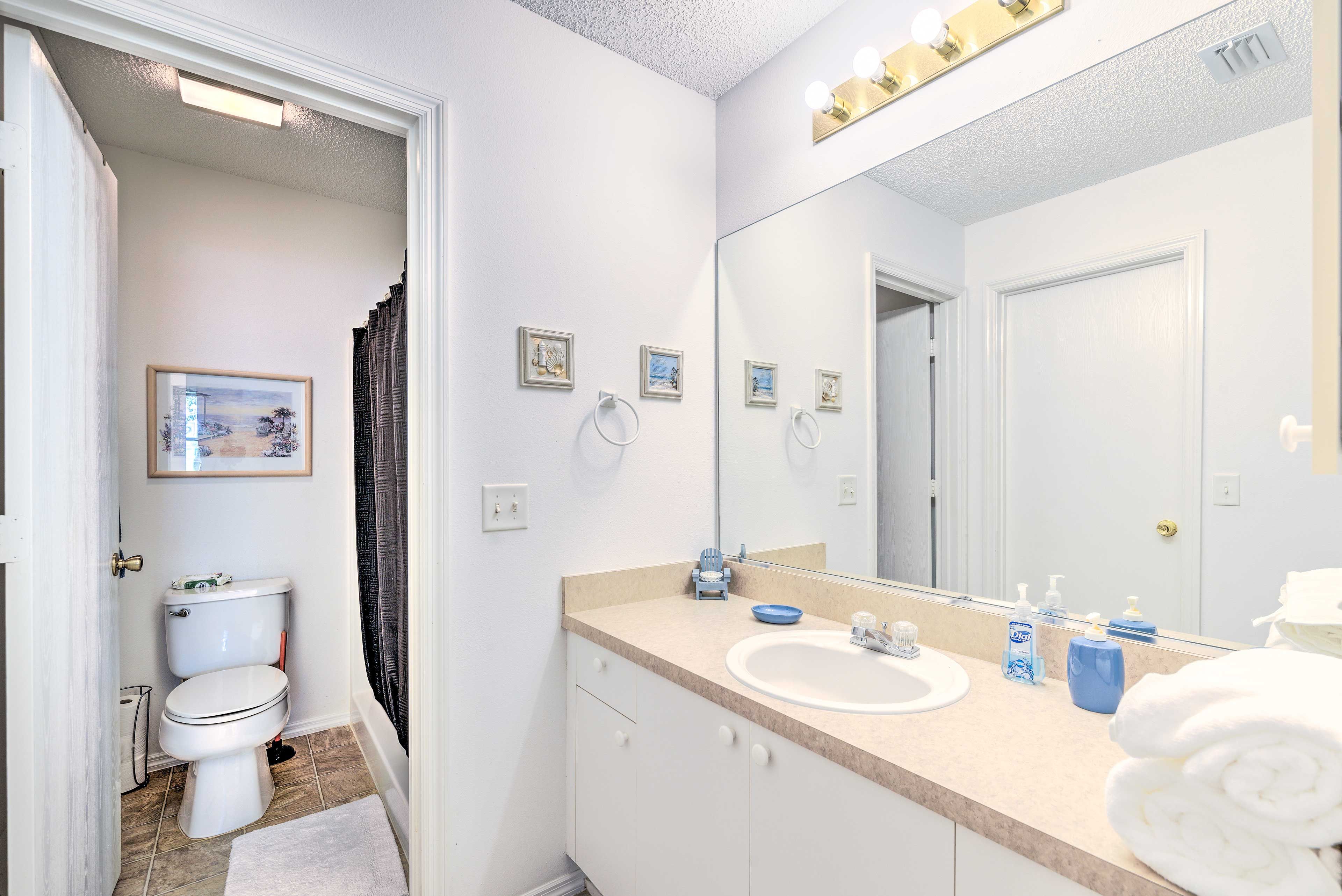 Full Bathroom | Towels Provided