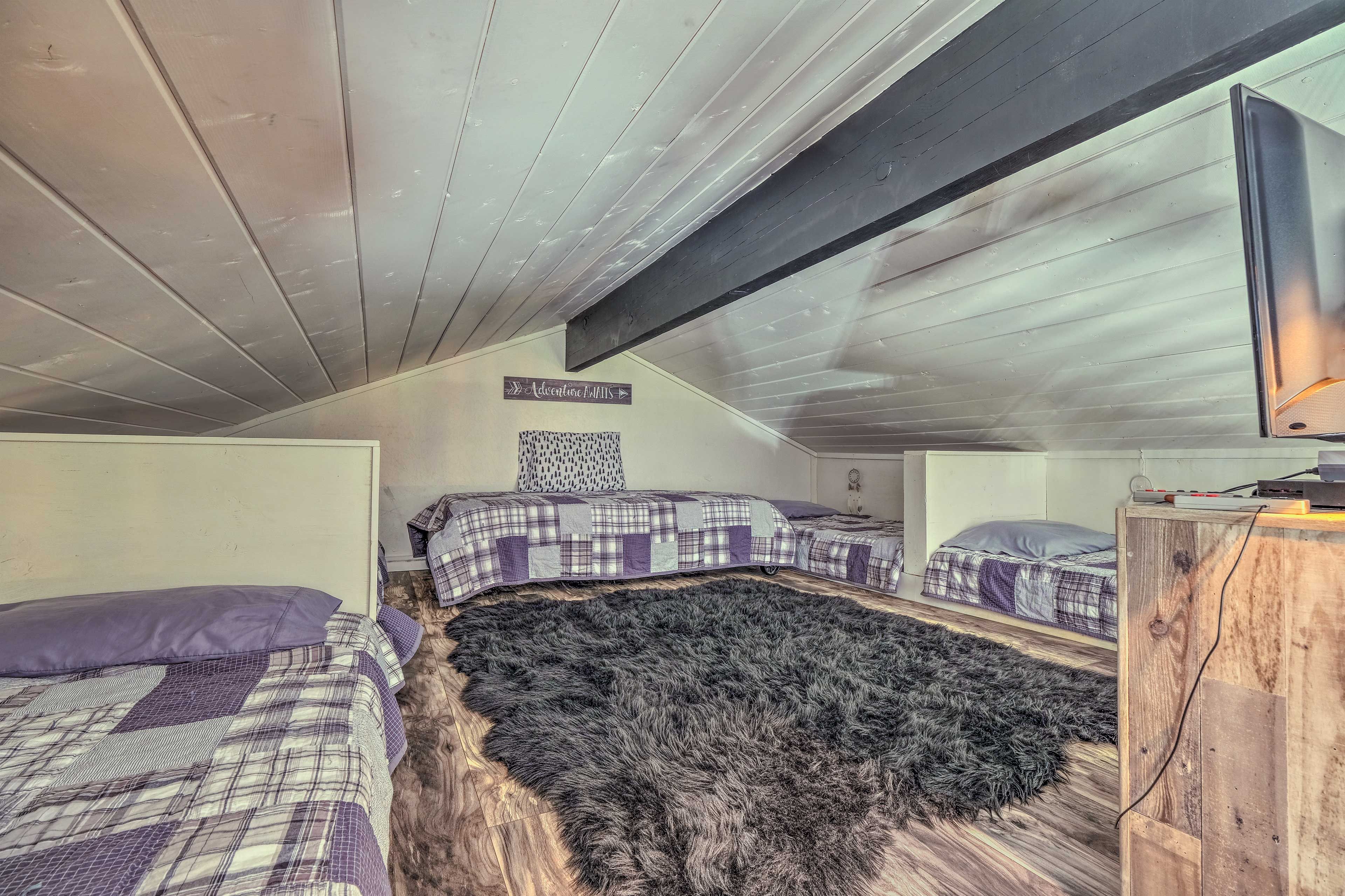 Loft (Kids Only) | 5 Twin Beds | Smart TV