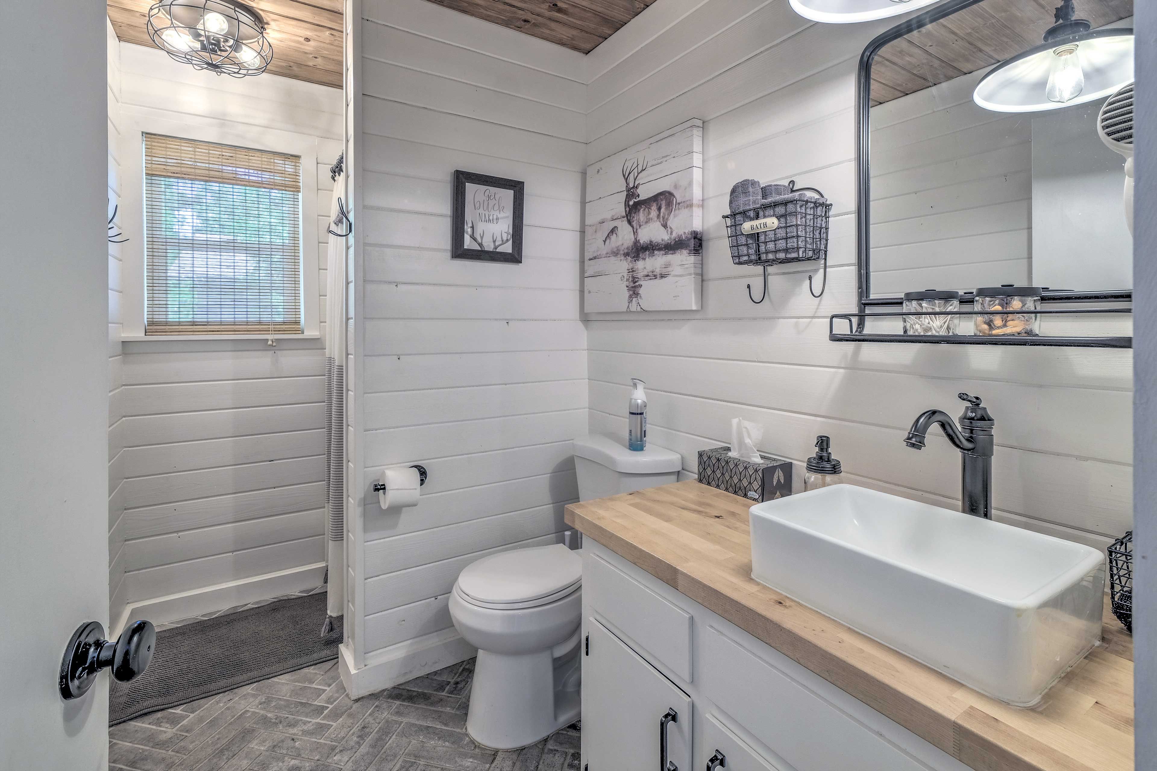 Full Bathroom | Towels Provided