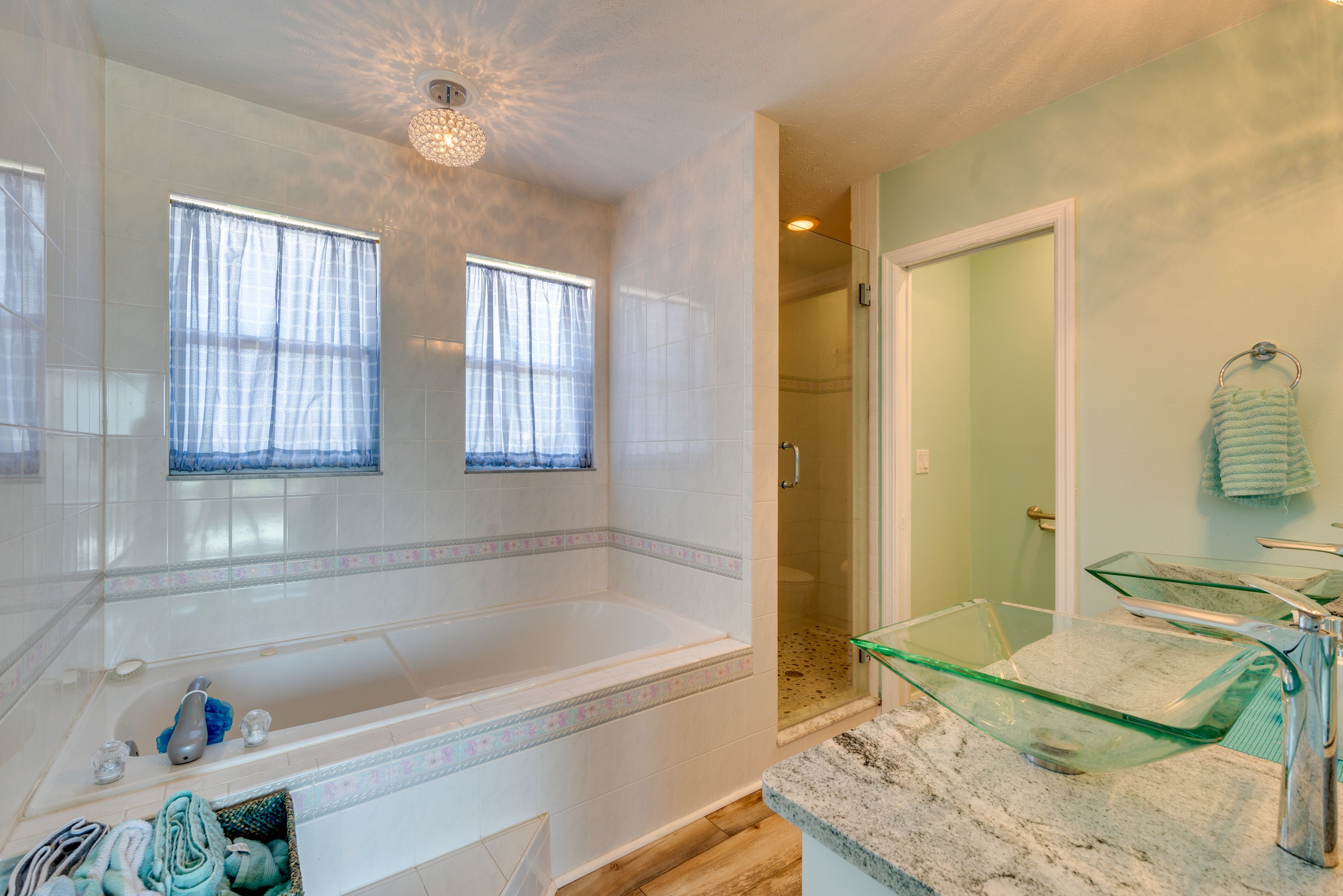 Full Bathroom | Towels Provided | Complimentary Toiletries