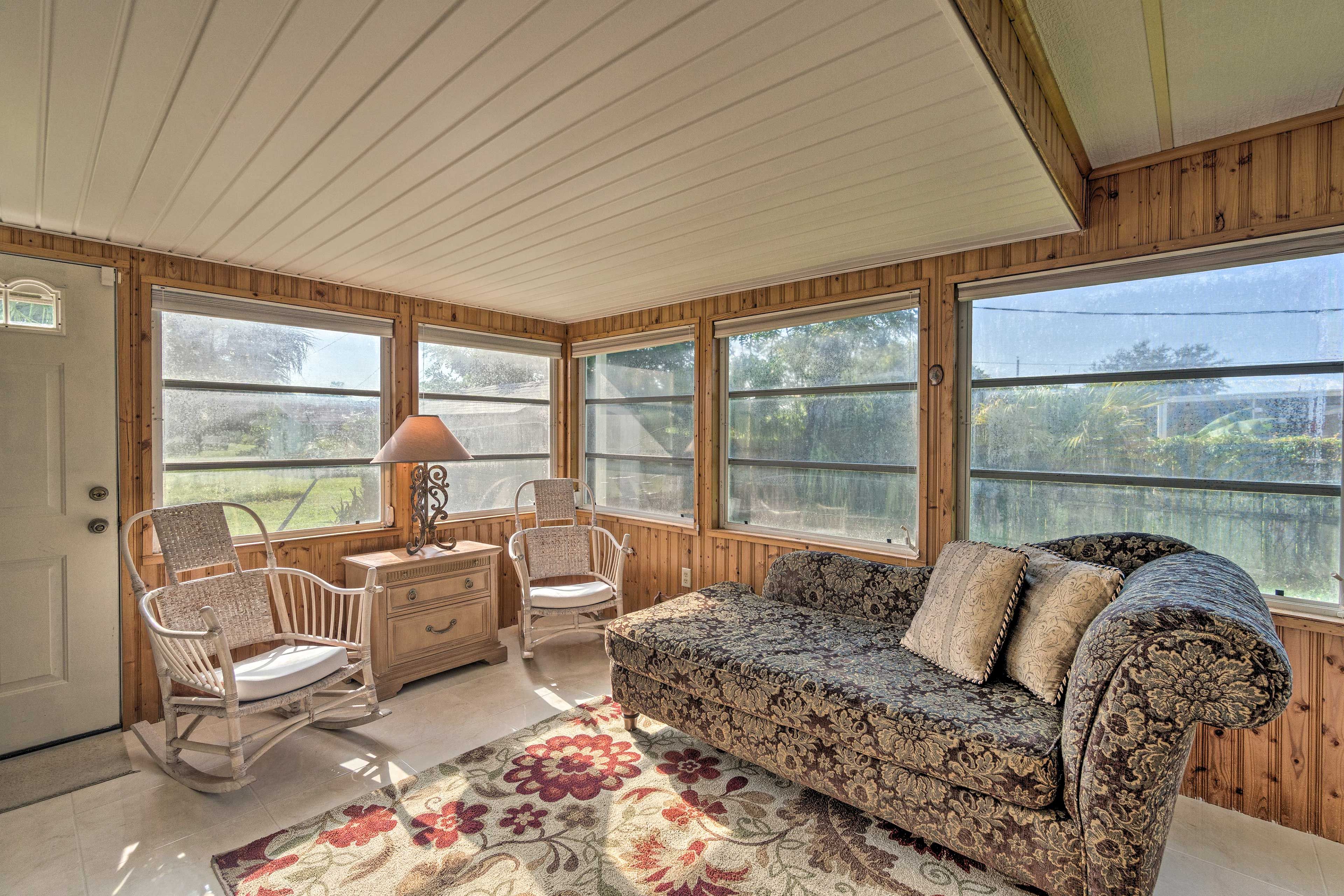 Four-Season Room | Daybed | 1st Floor | Step-Free Access