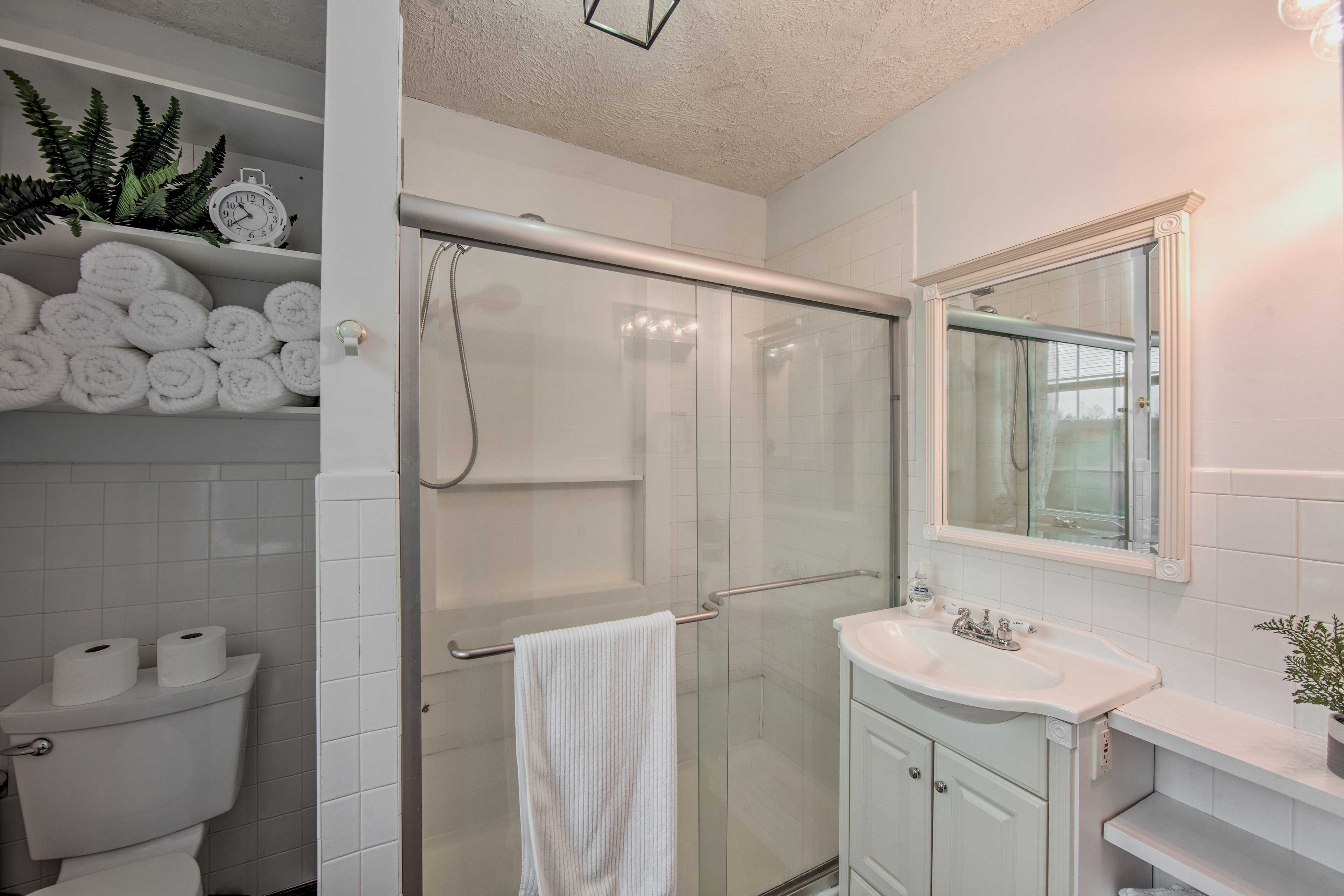 Full Bathroom | Complimentary Toiletries | 2nd Floor