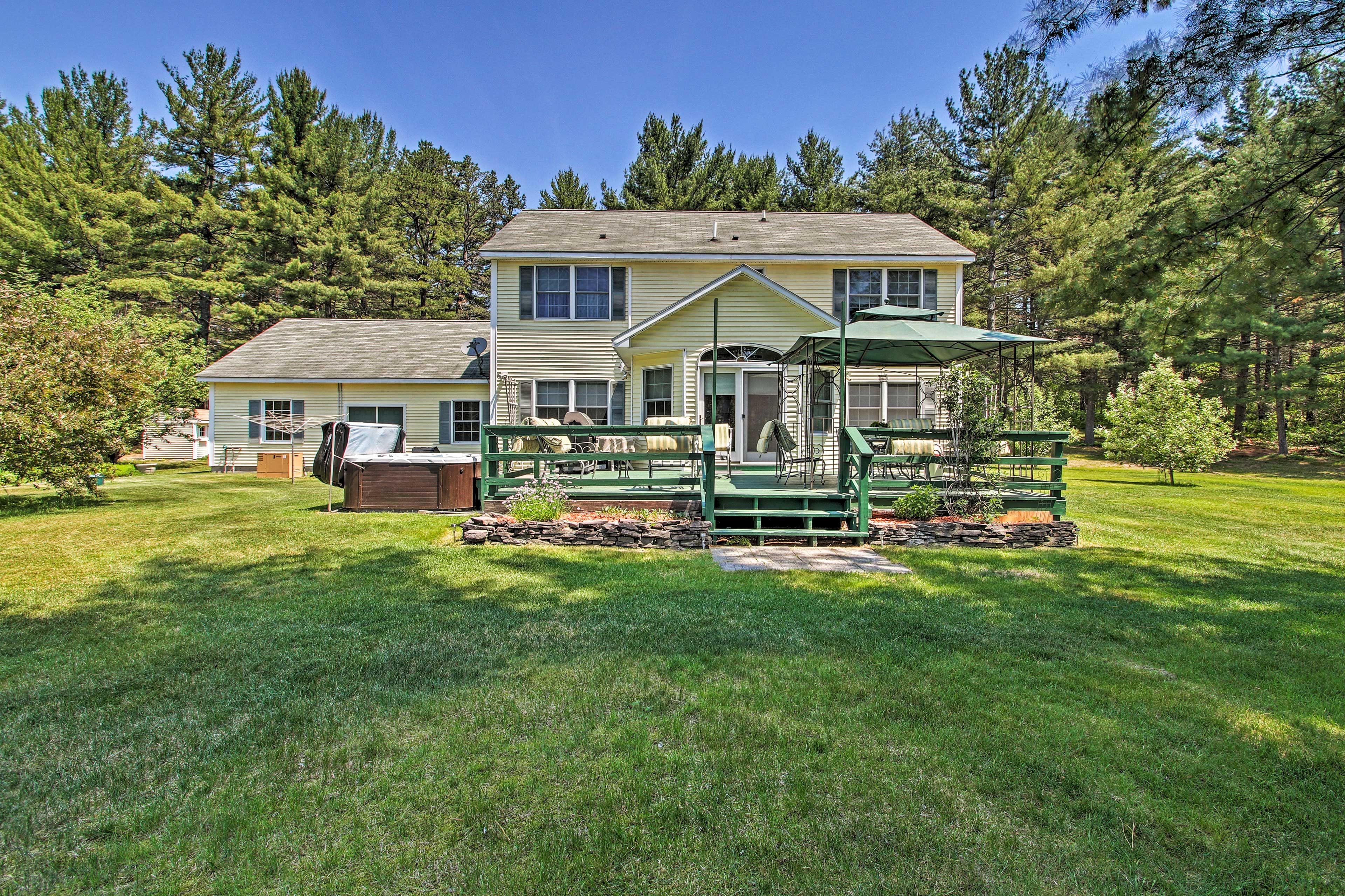 Backyard | Deck | Hot Tub | Gas Grill