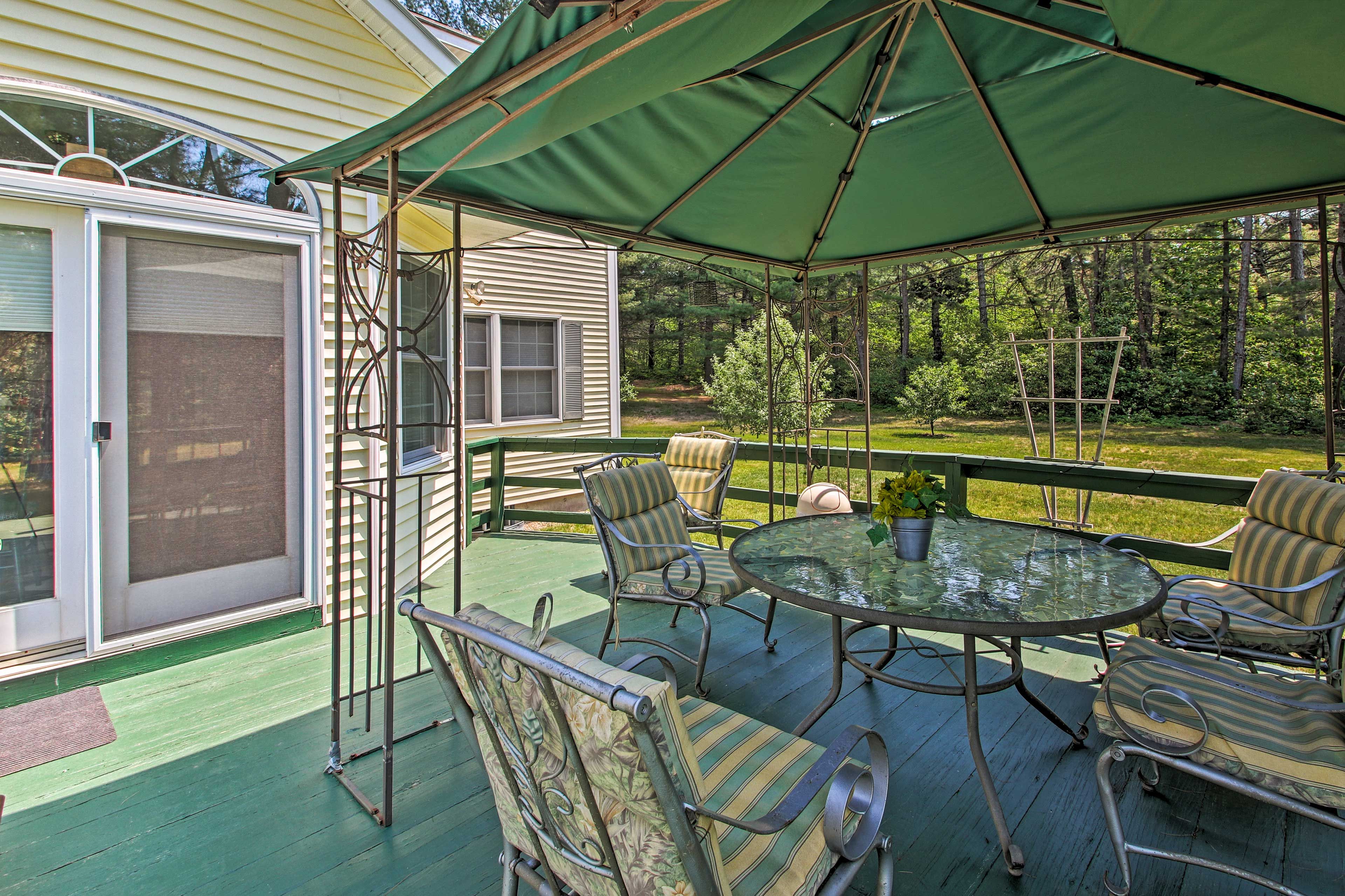 Deck | Outdoor Seating & Dining Areas