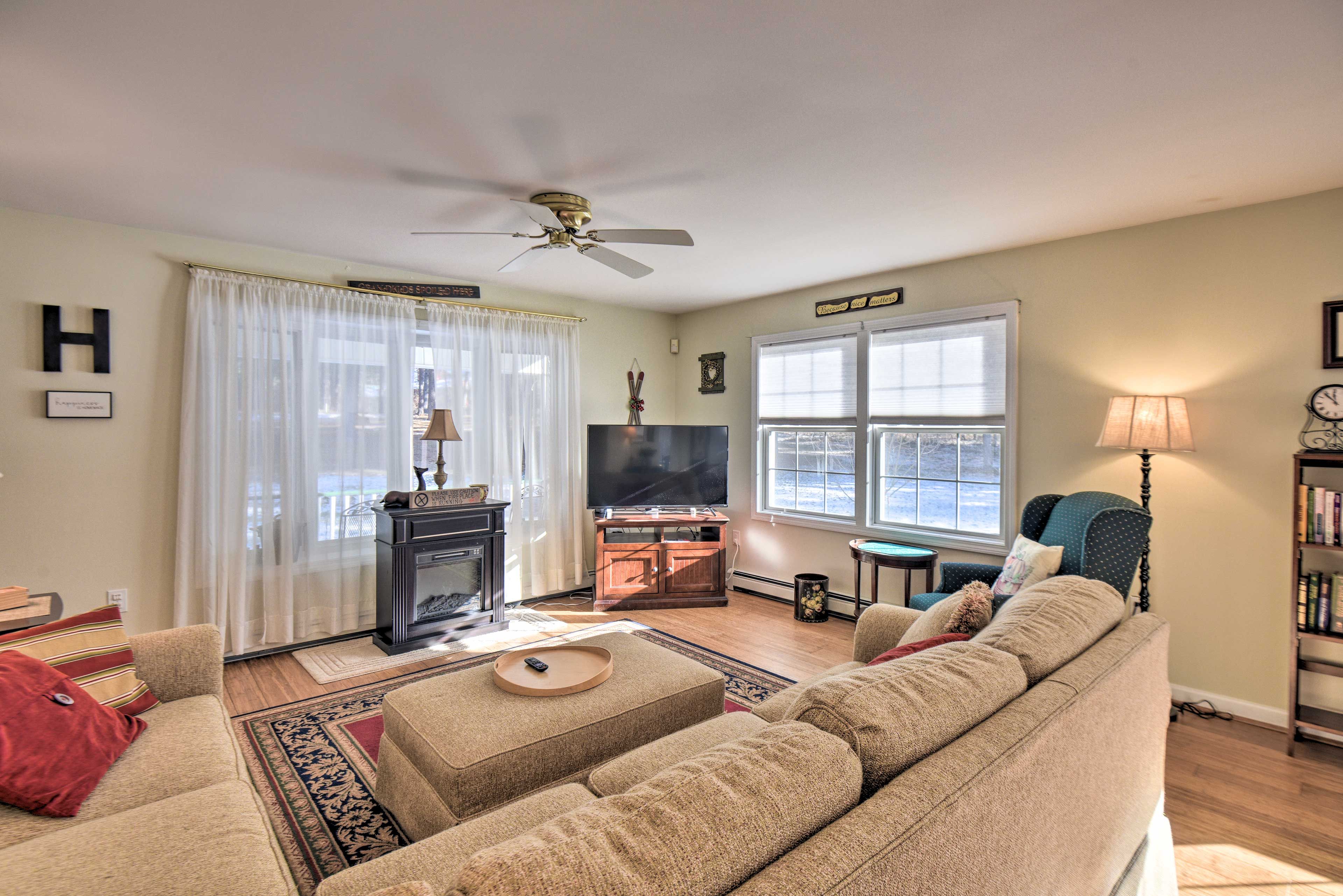 Living Room | Full Sleeper Sofa | Free WiFi