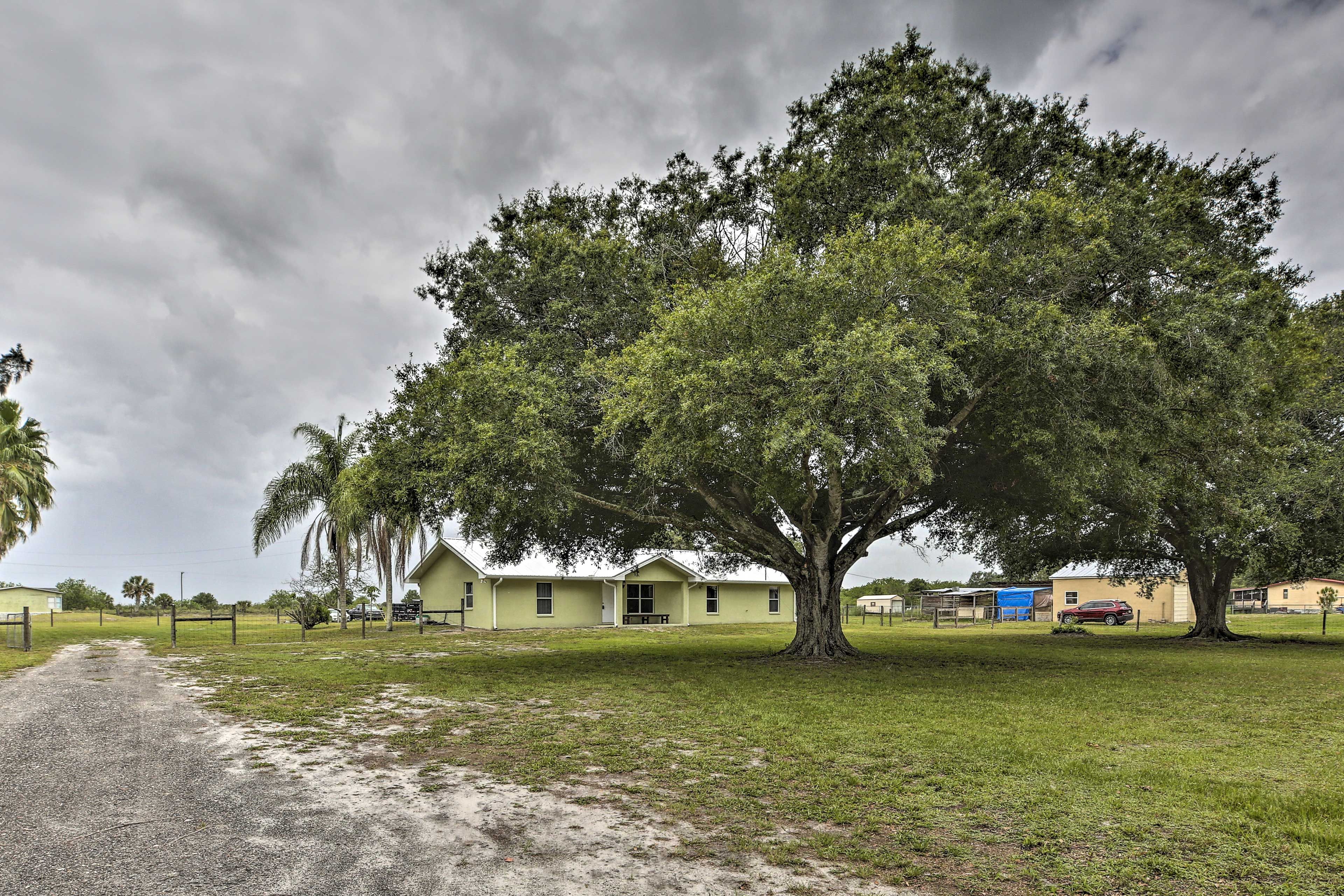 Parking | Driveway (5 Vehicles) | RV & Trailer Parking