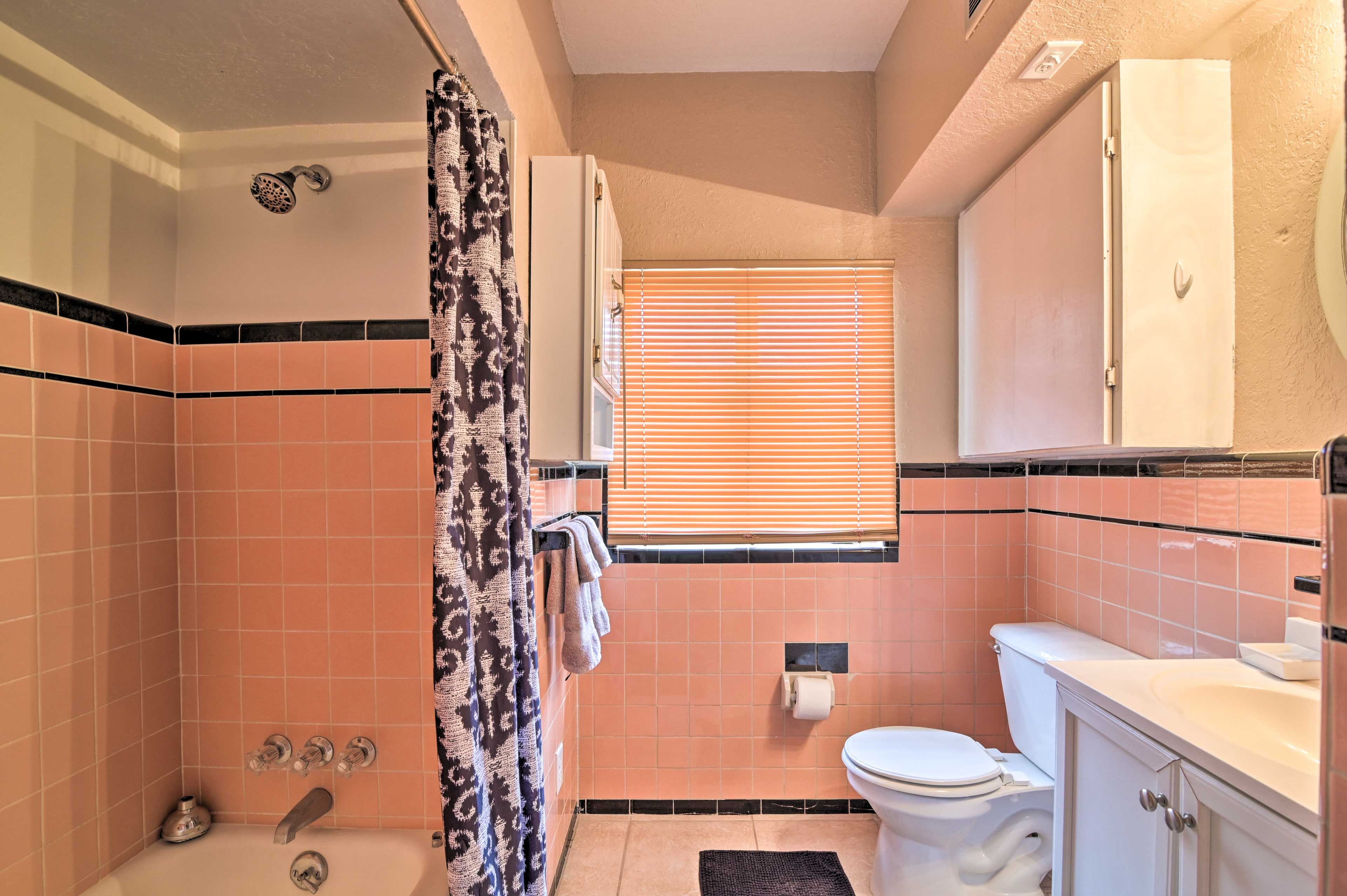 Full Bathroom | Complimentary Toiletries