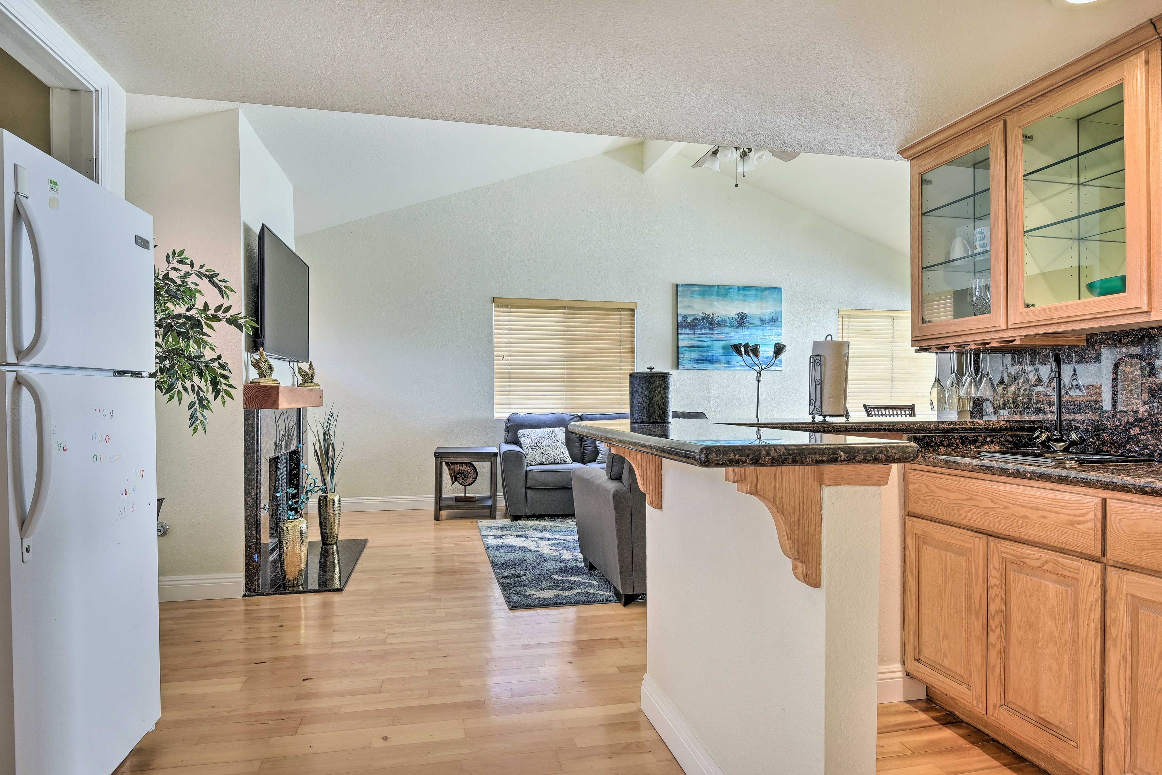 Kitchenette | Dishware & Flatware Provided