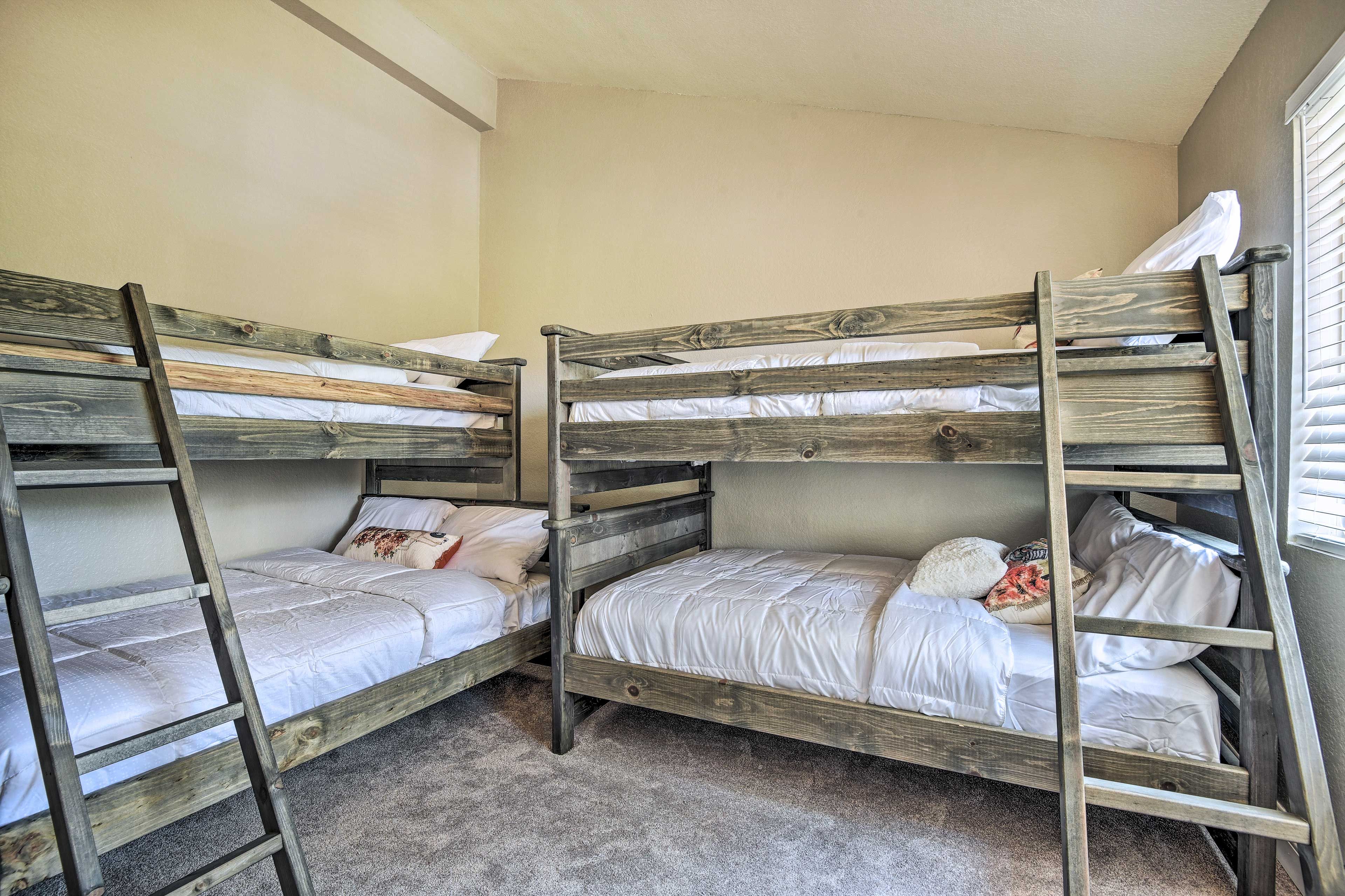 Bedroom 2: Full Bunk Bed, Twin/Full Bunk Bed
