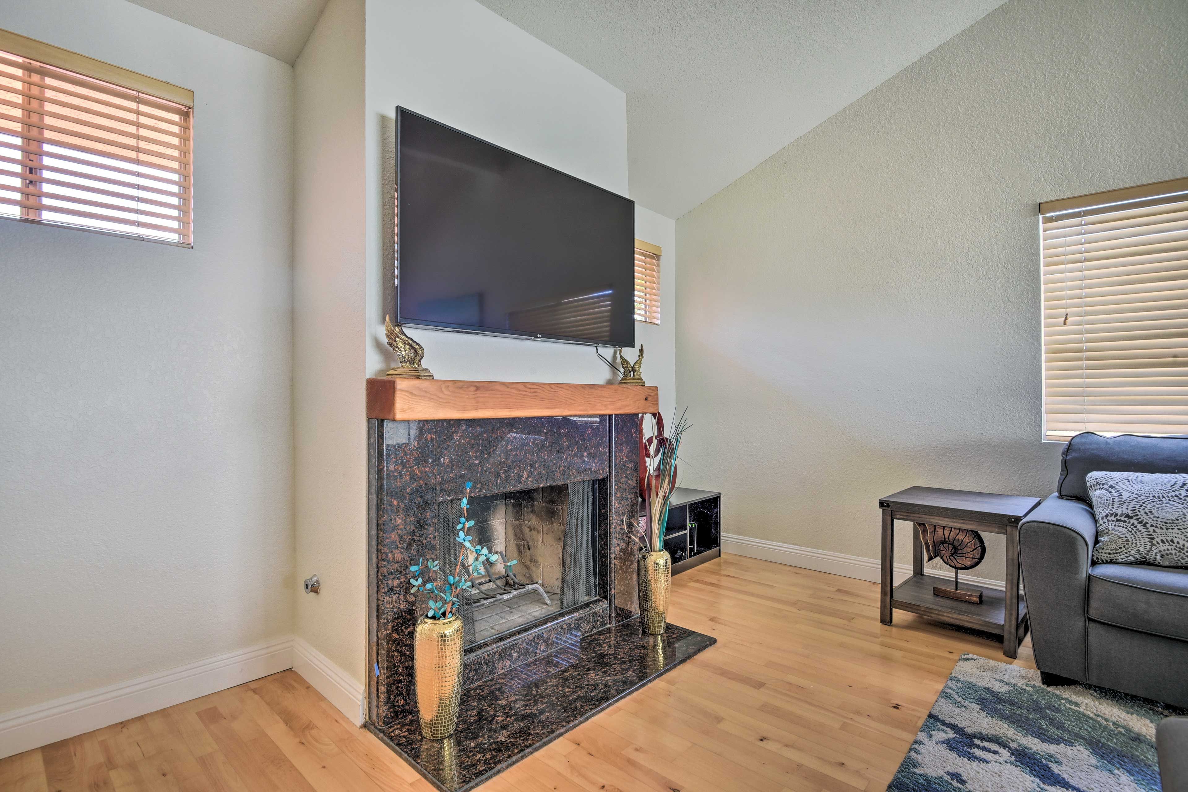 Living Area | Smart TV | Fireplace