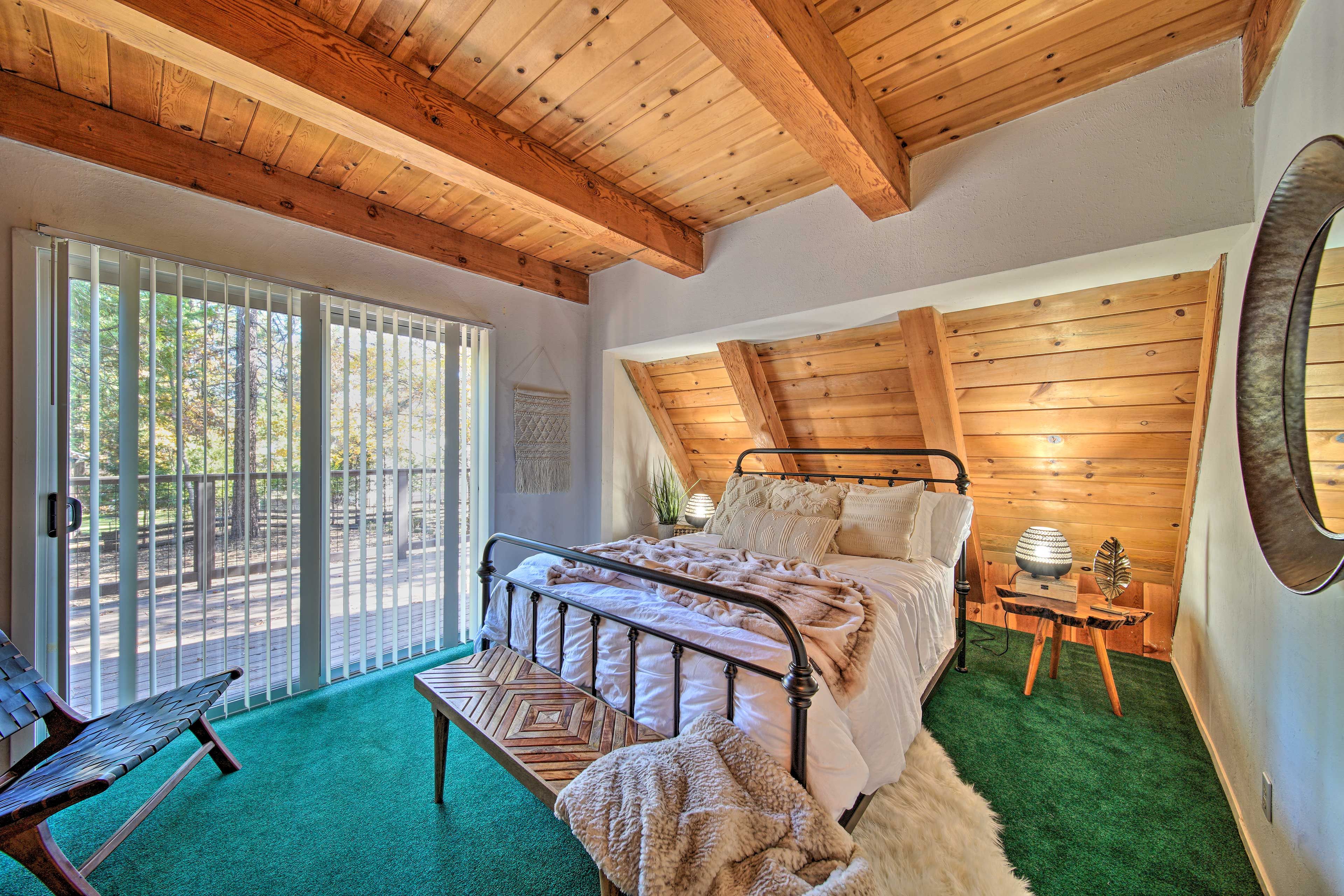 Bedroom 1 | Queen Bed | 1st Floor