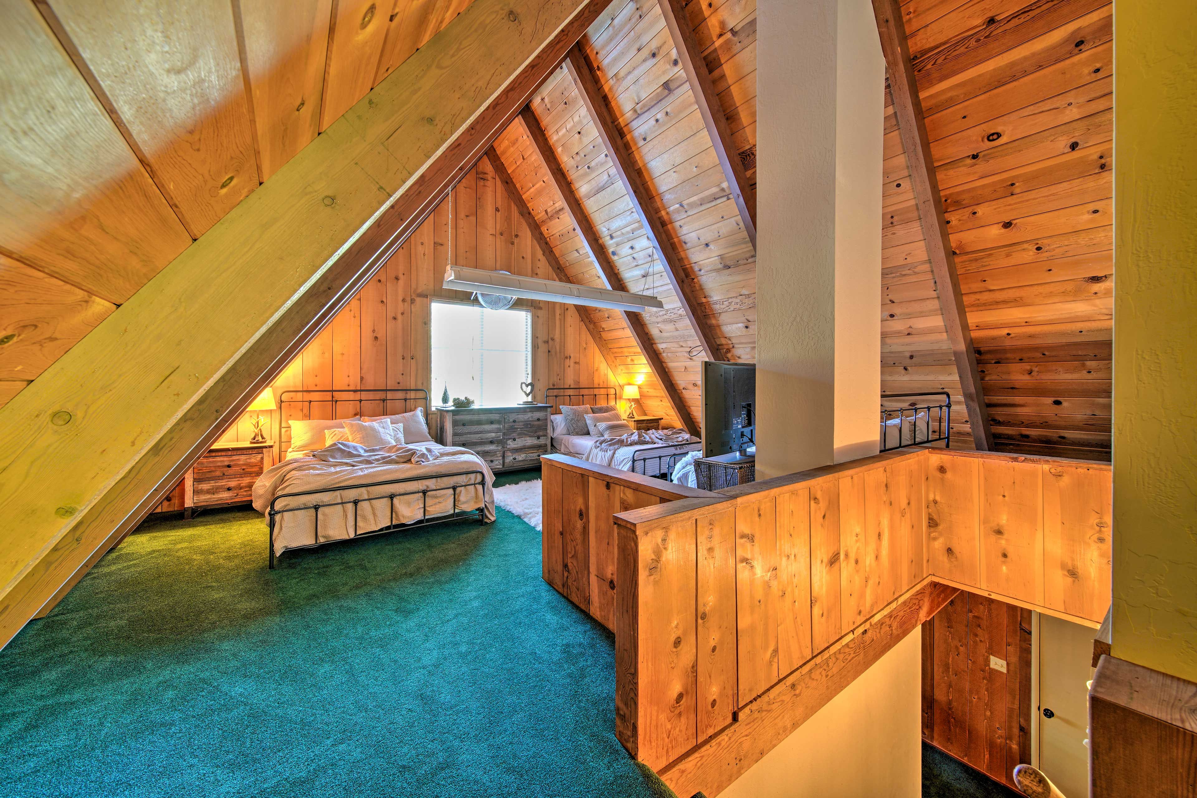 Loft | Queen Bed | 2 Full Beds | 2nd Floor