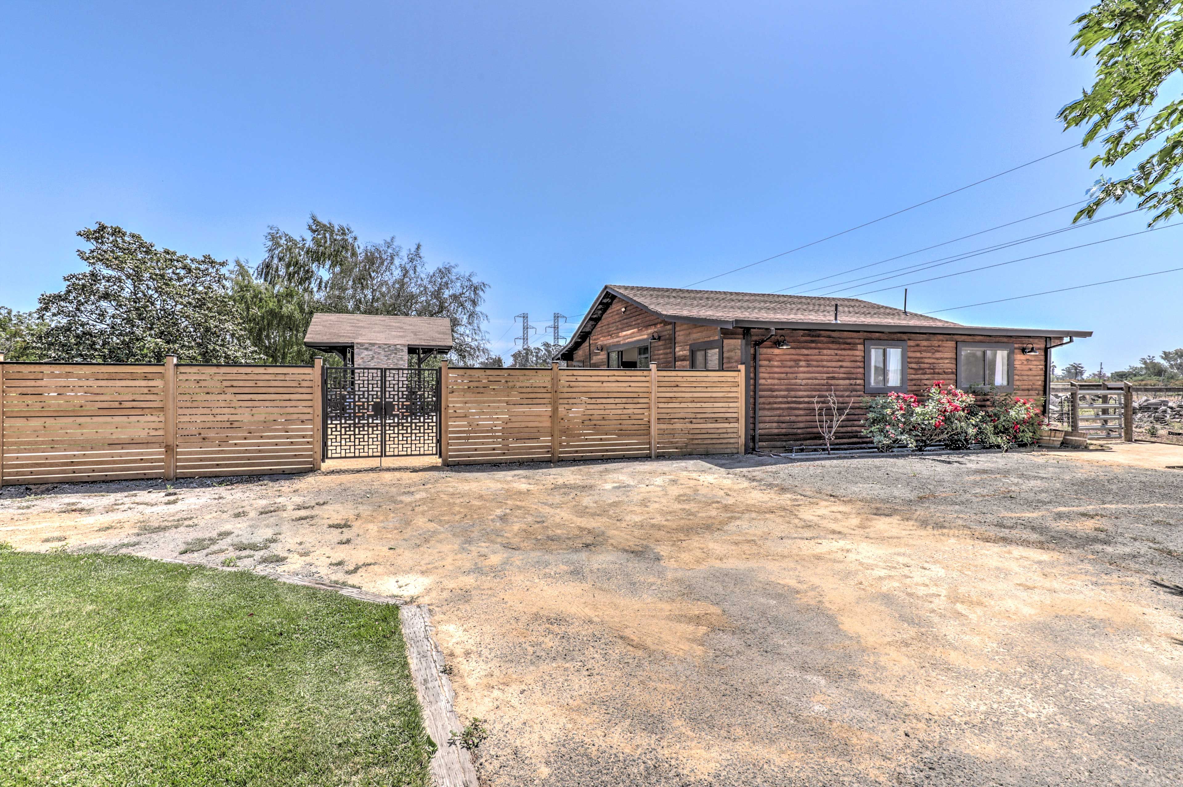 Exterior | Driveway (5 Vehicles)