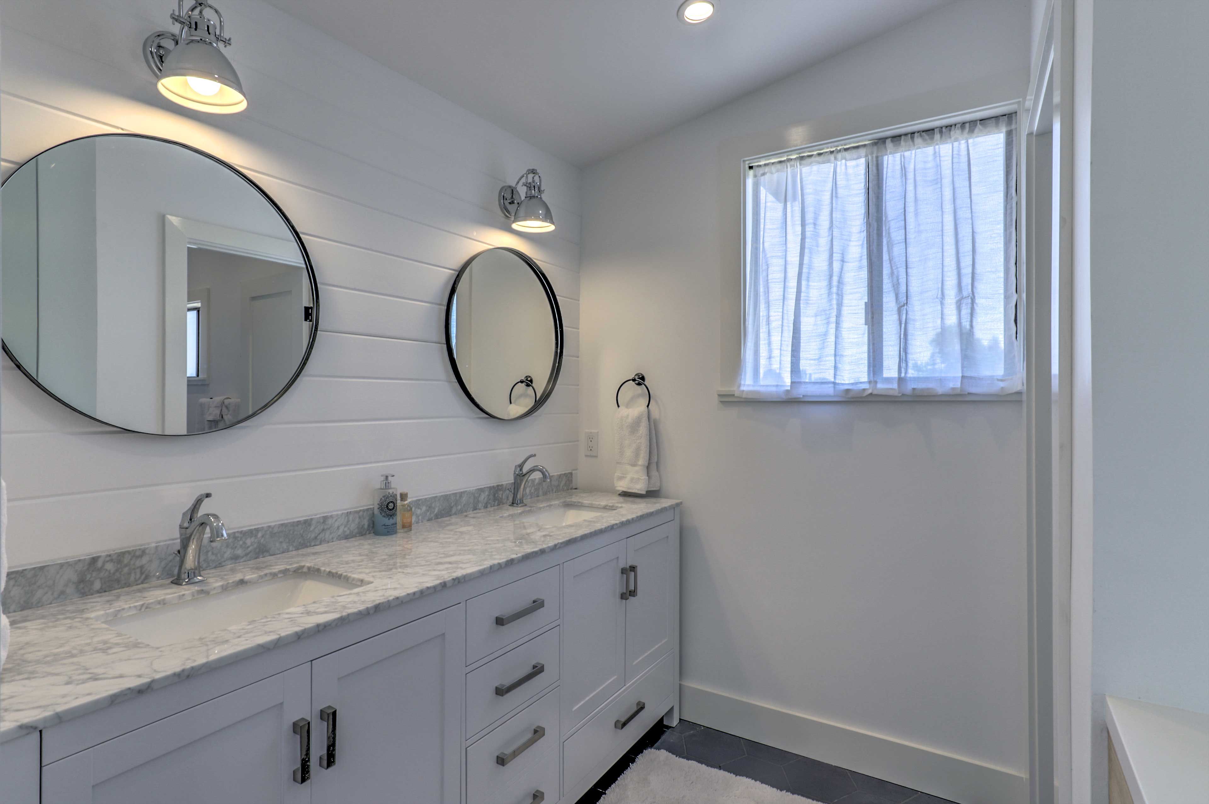 Full Bathroom | Complimentary Toiletries