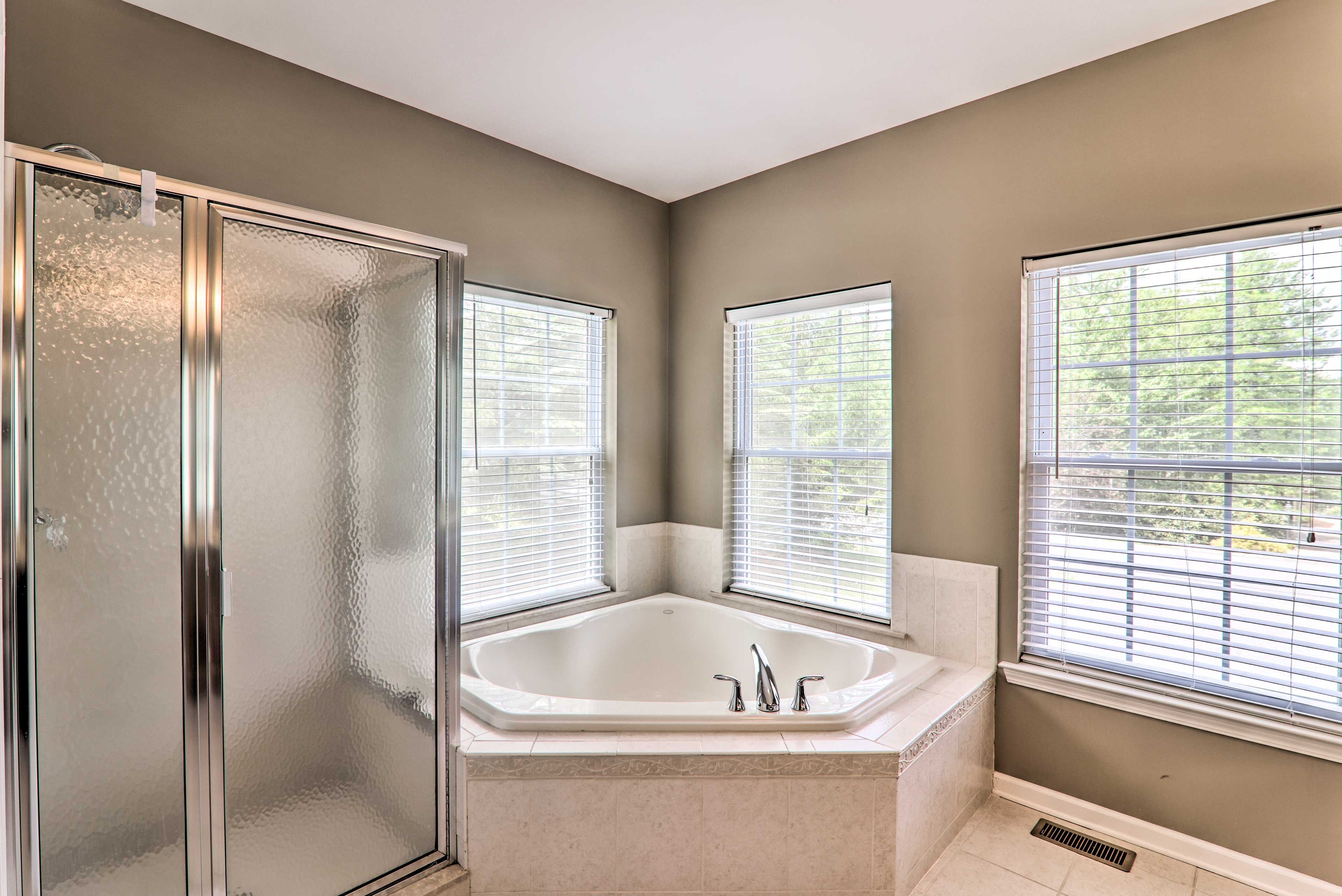 Full Bathroom | Complimentary Toiletries | Towels Provided