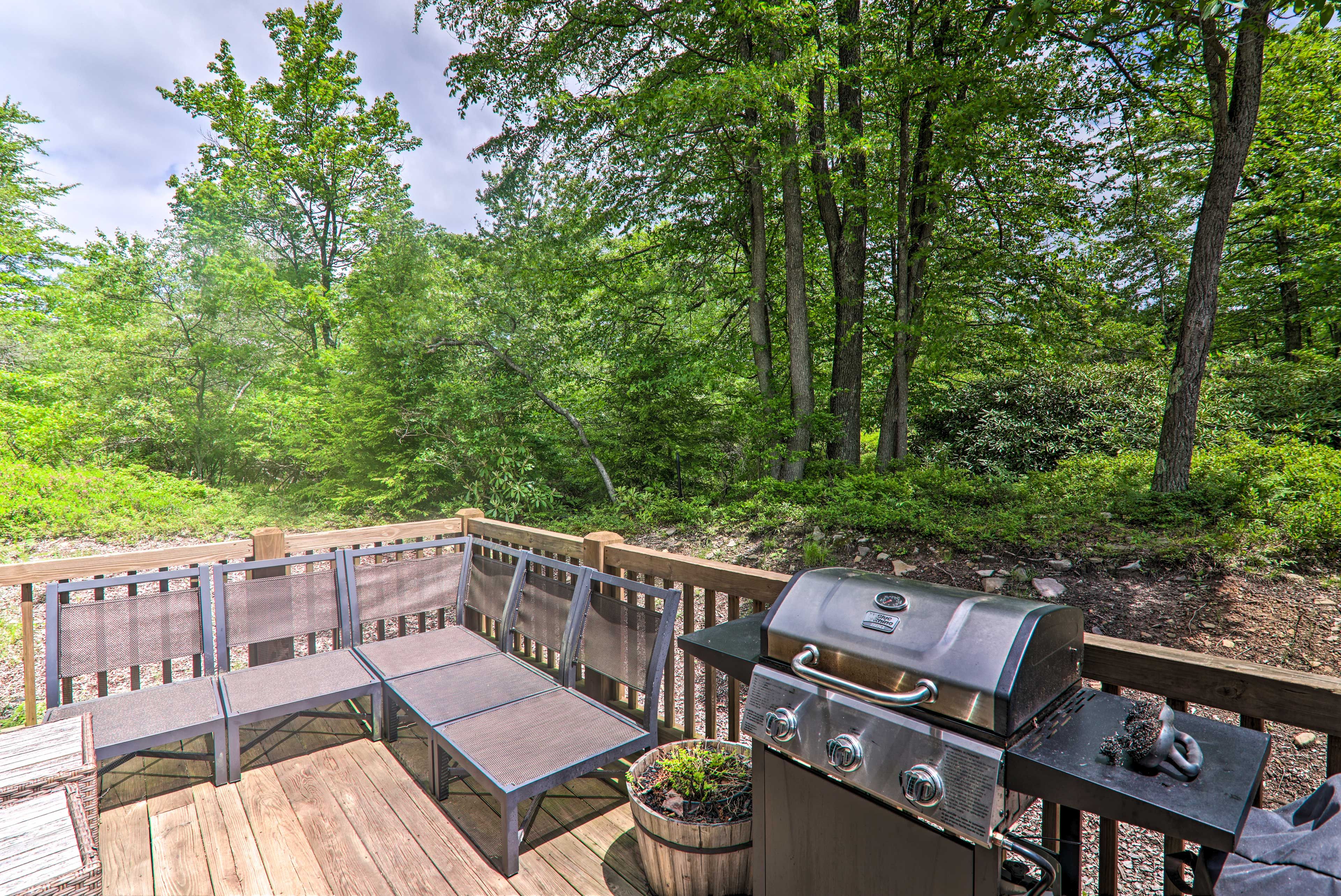 Pocono Pines Vacation Rental | 2,975 Sq Ft | 3BR | 2.5BA | Steps Required