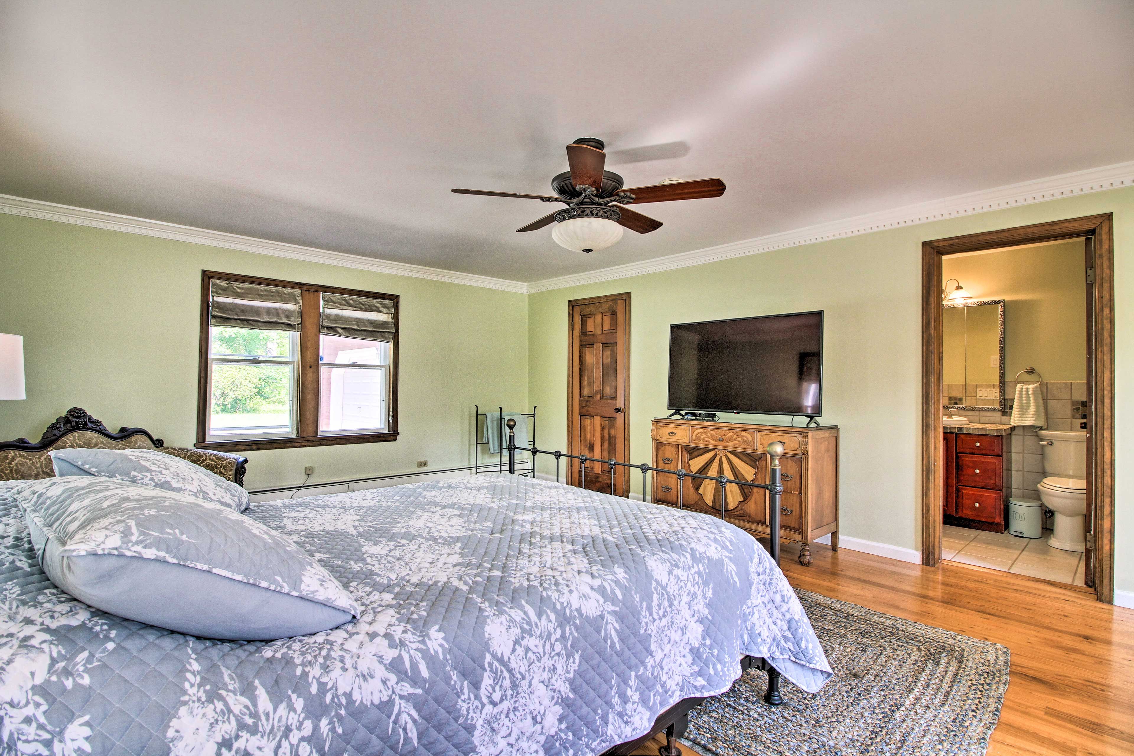 Bedroom 1 | Cable TV