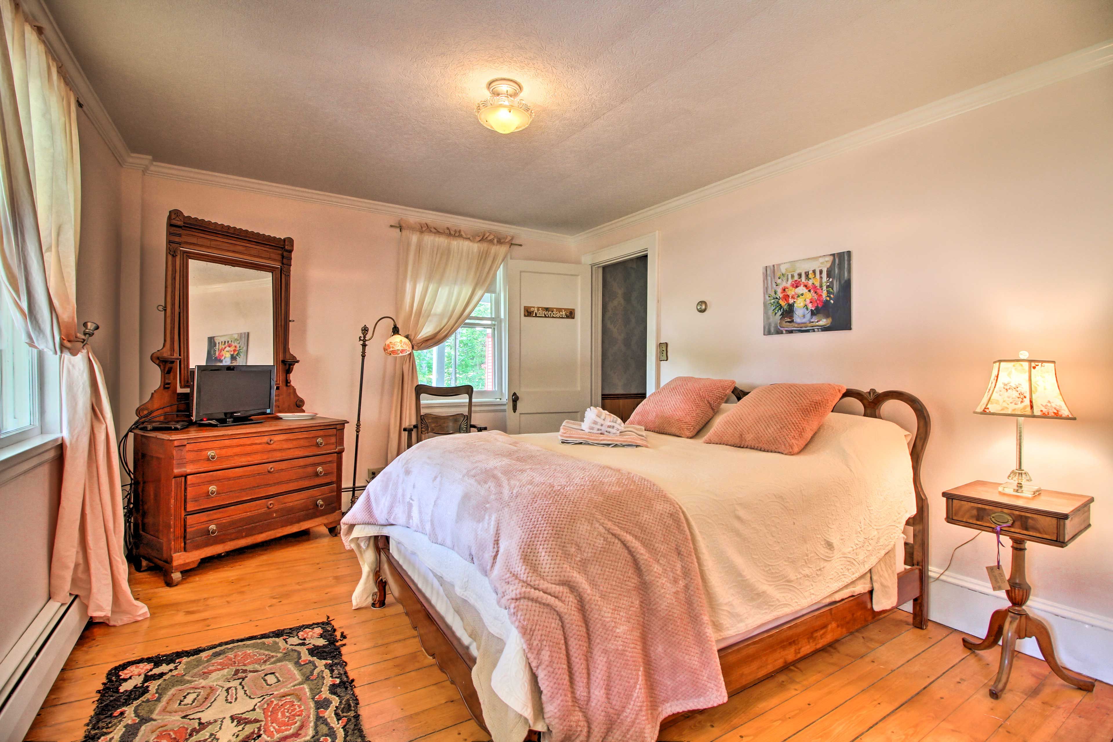 Bedroom 2 | 1st Floor | Queen Bed | Cable TV