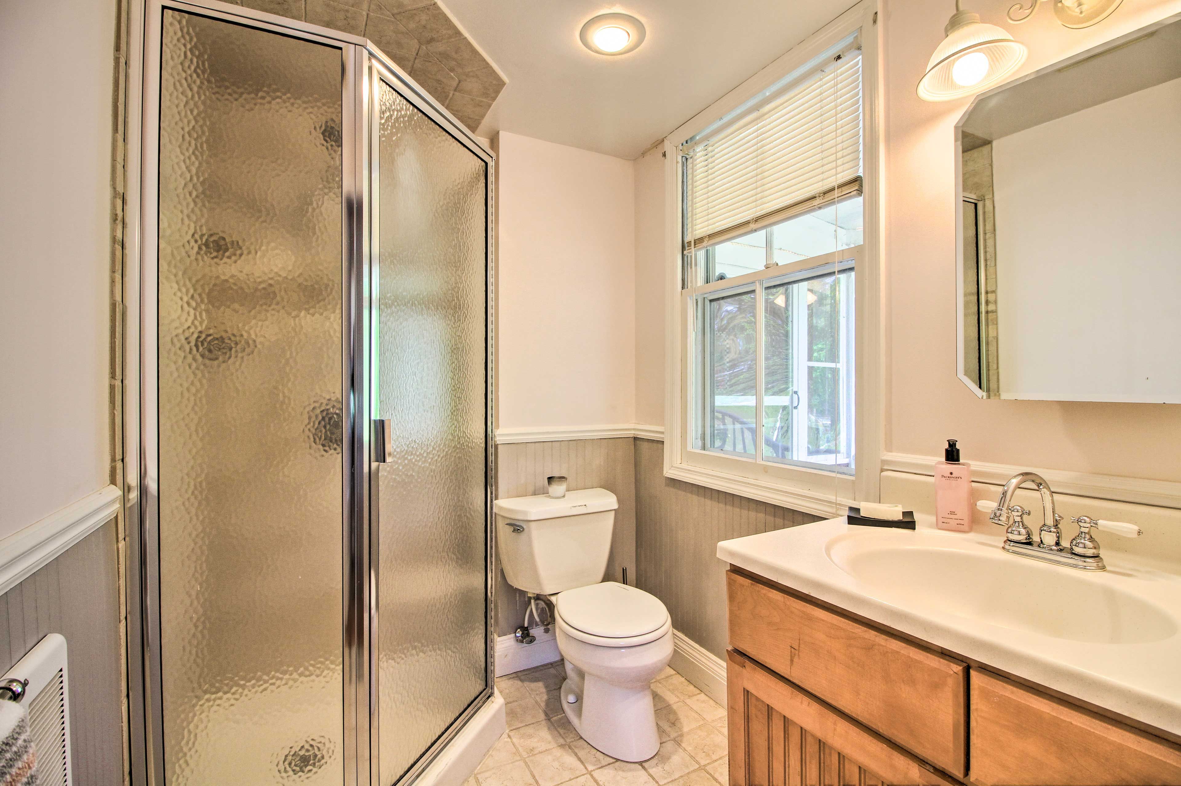 Full Bathroom | 2nd Floor | Stairs Required